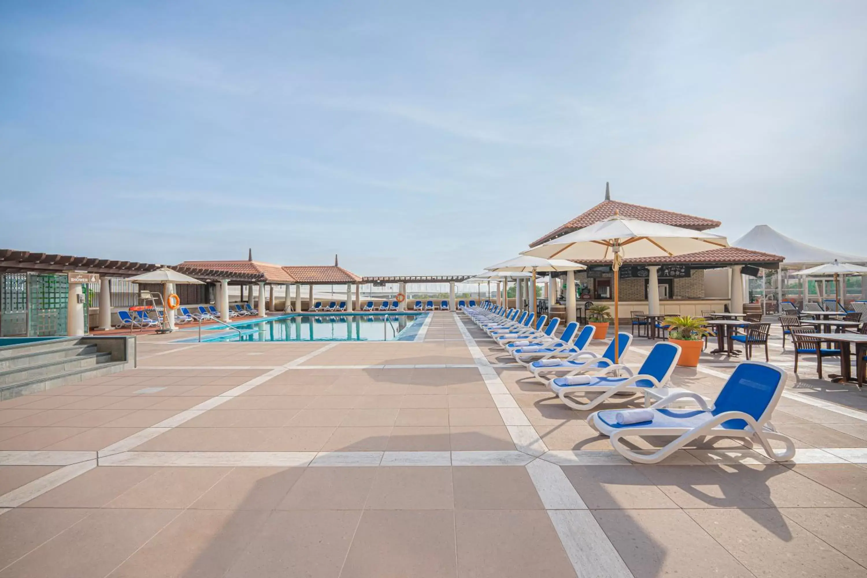 Restaurant/places to eat, Swimming Pool in Hyatt Regency Dubai - Corniche
