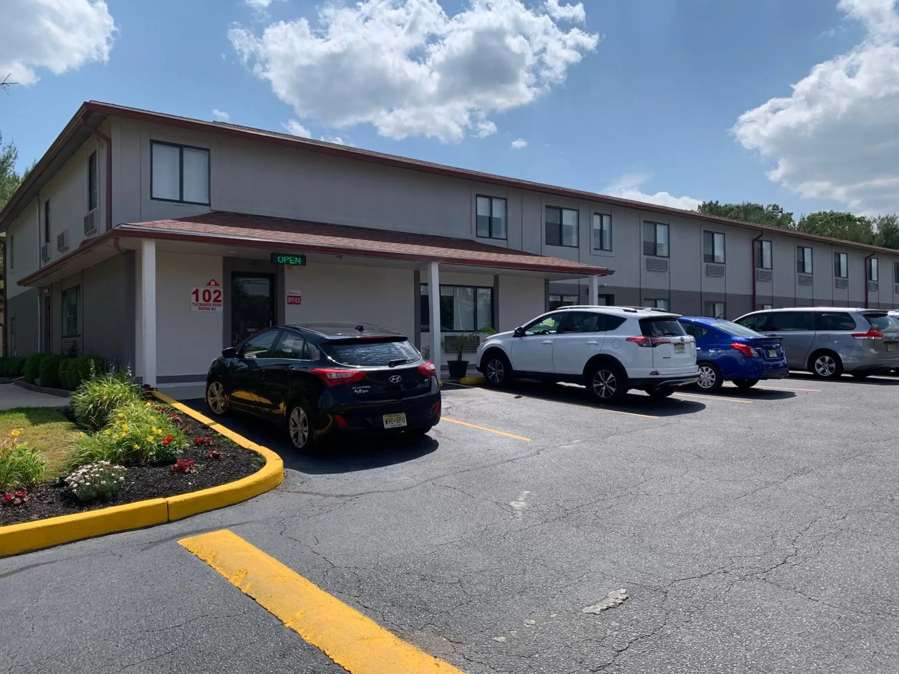 Parking, Property Building in Red Roof Inn & Suites Vineland - Buena