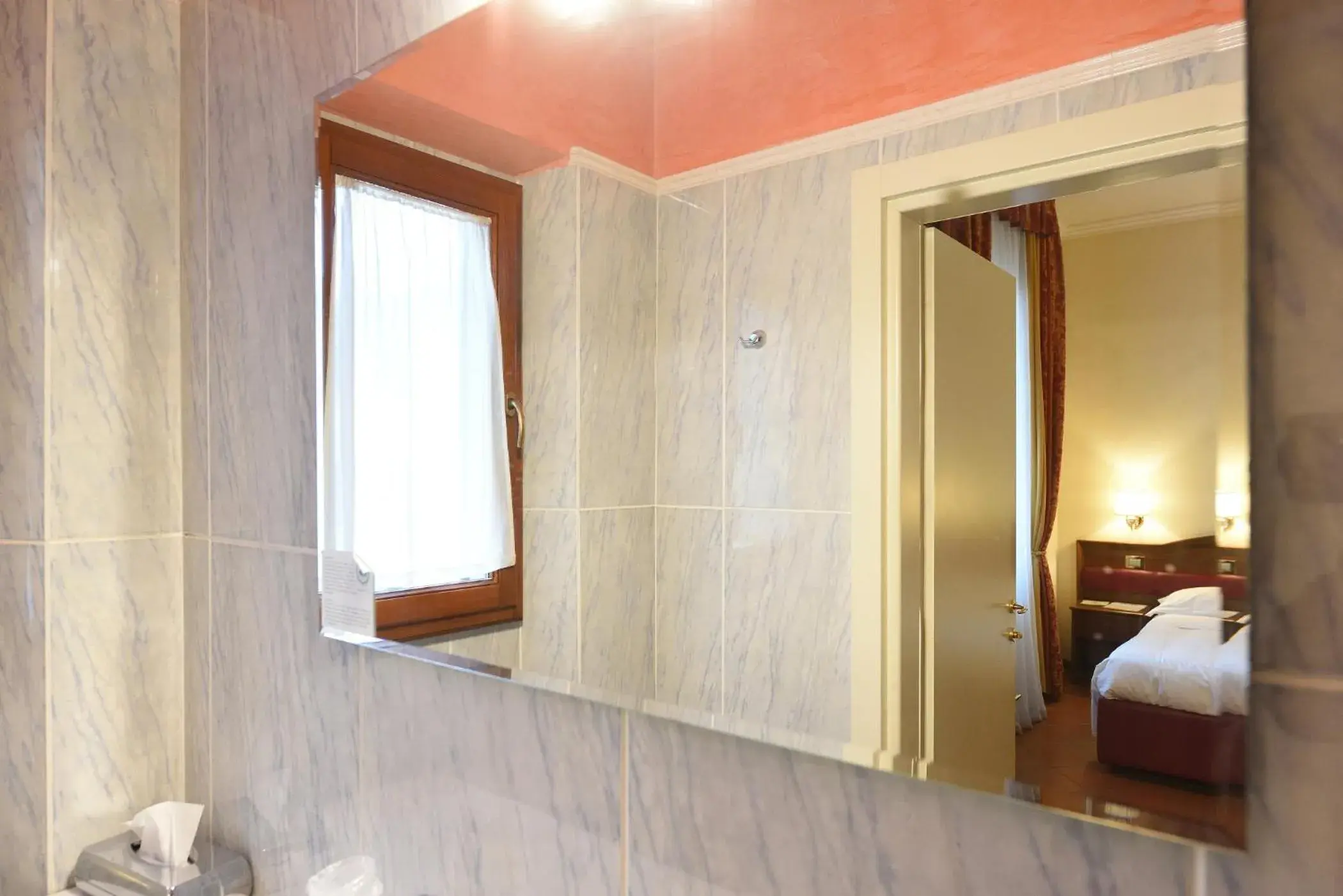 Bathroom, Bed in Relais La Corte di Cloris