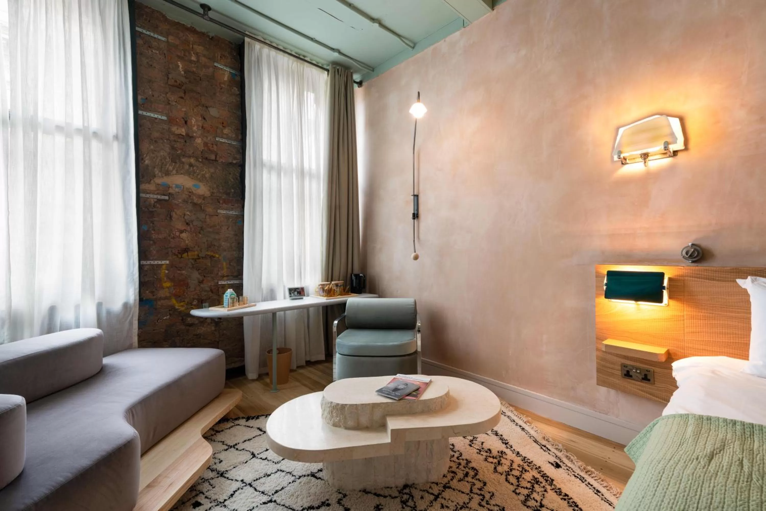 Seating area, Bed in The Alan