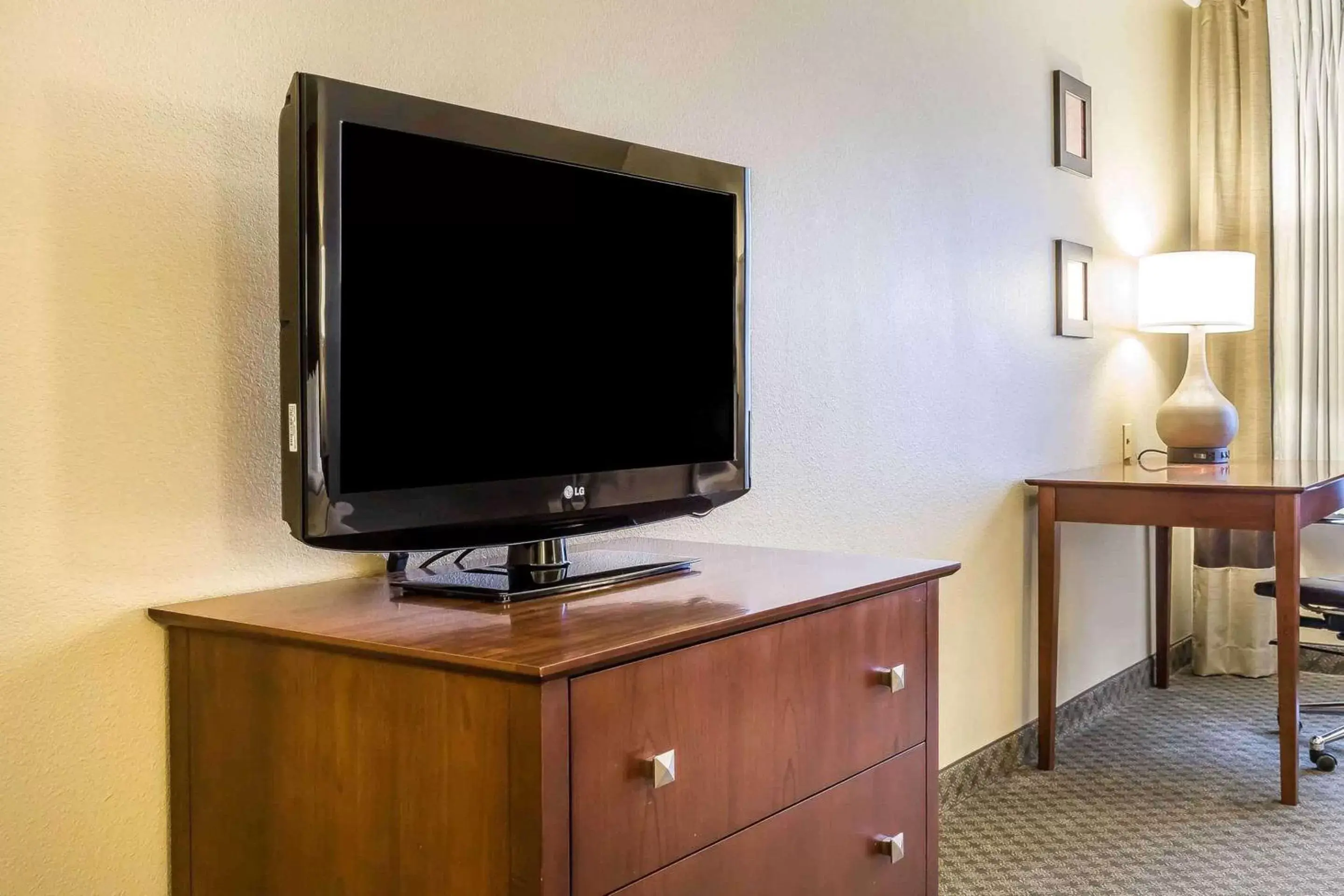 TV and multimedia, TV/Entertainment Center in Comfort Inn & Suites East Moline near I-80