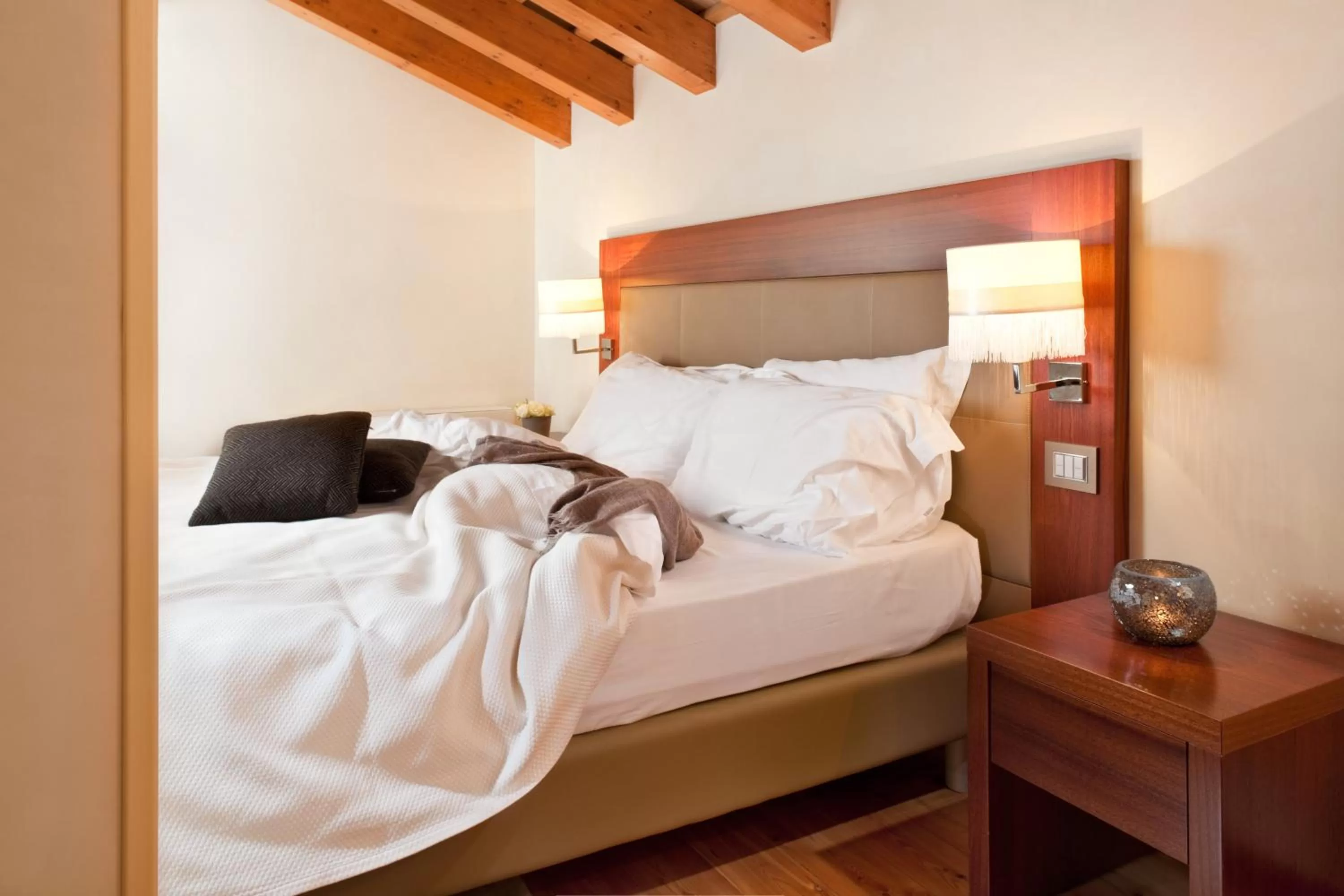 Decorative detail, Bed in Al Tezzon Hotel