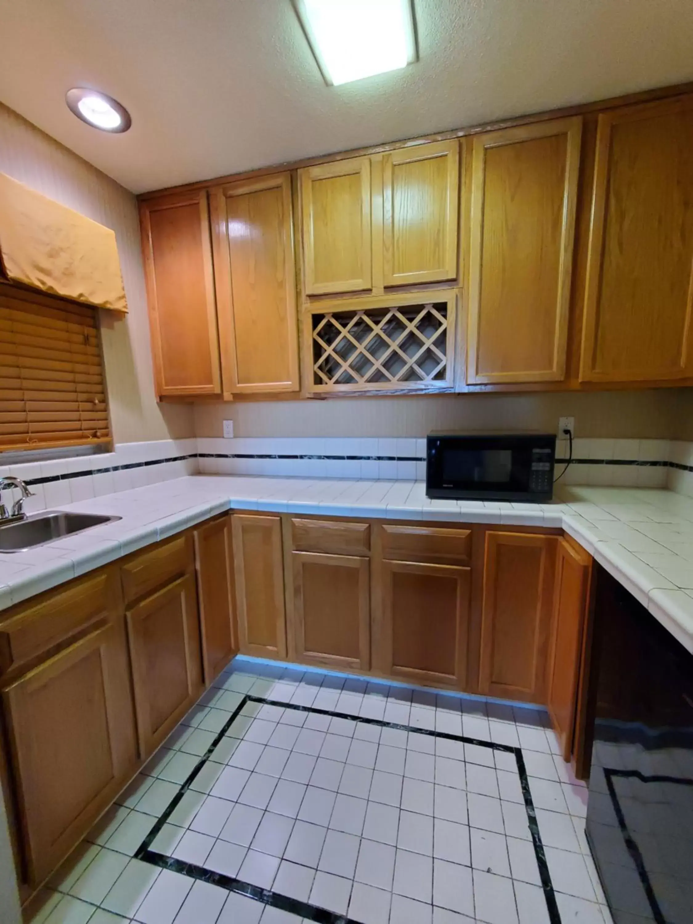 minibar, Kitchen/Kitchenette in Royal Pacific Motor Inn