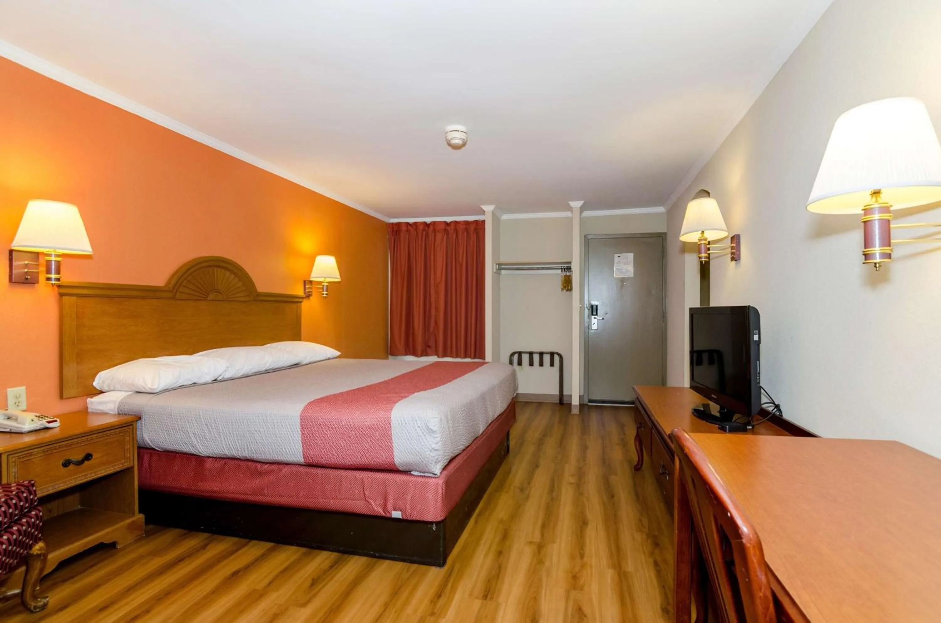 TV and multimedia, Bed in Motel 6-Newark, DE