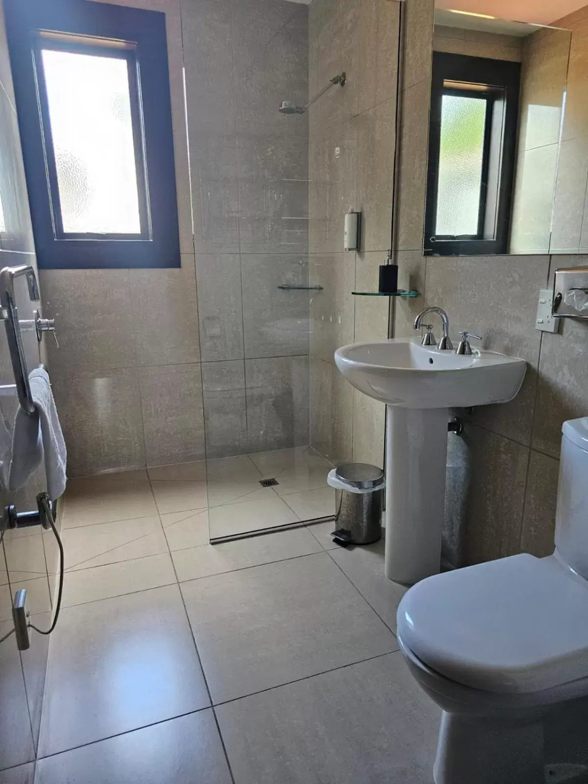Shower, Bathroom in Gateway Motor Inn