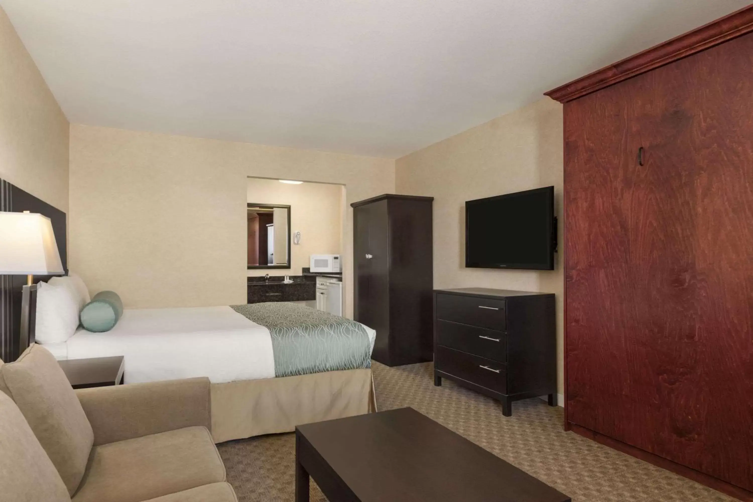 Photo of the whole room, TV/Entertainment Center in Travelodge by Wyndham Kamloops Mountview