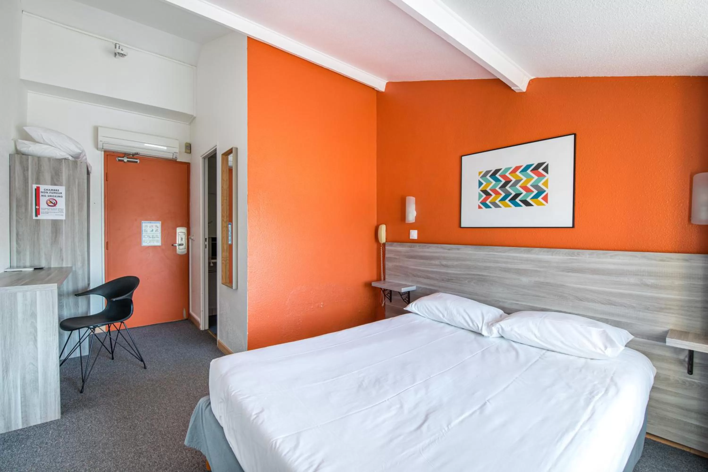 Photo of the whole room, Bed in Hôtel Lapeyronie