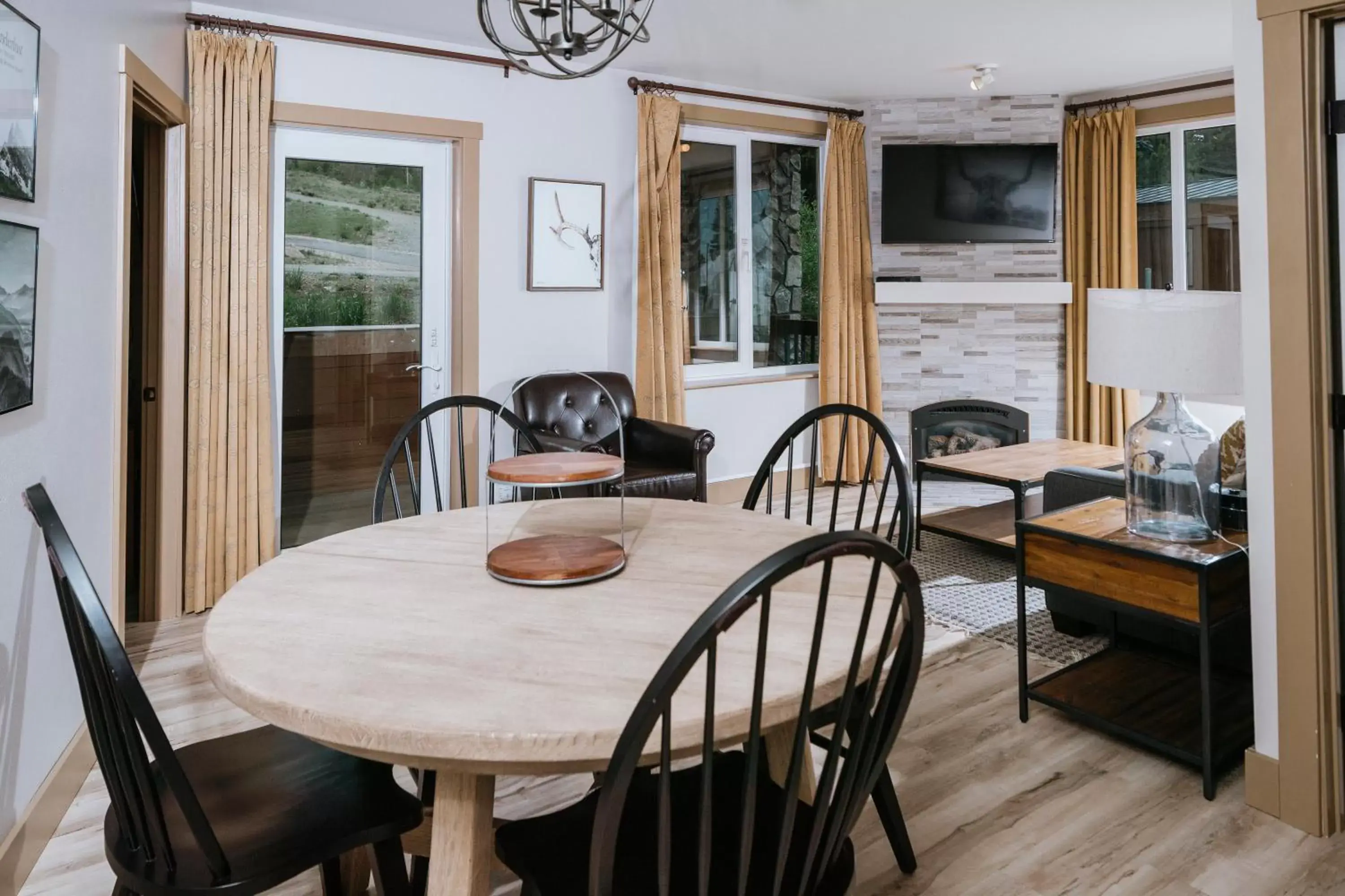 Dining area in Juniper Springs Resort