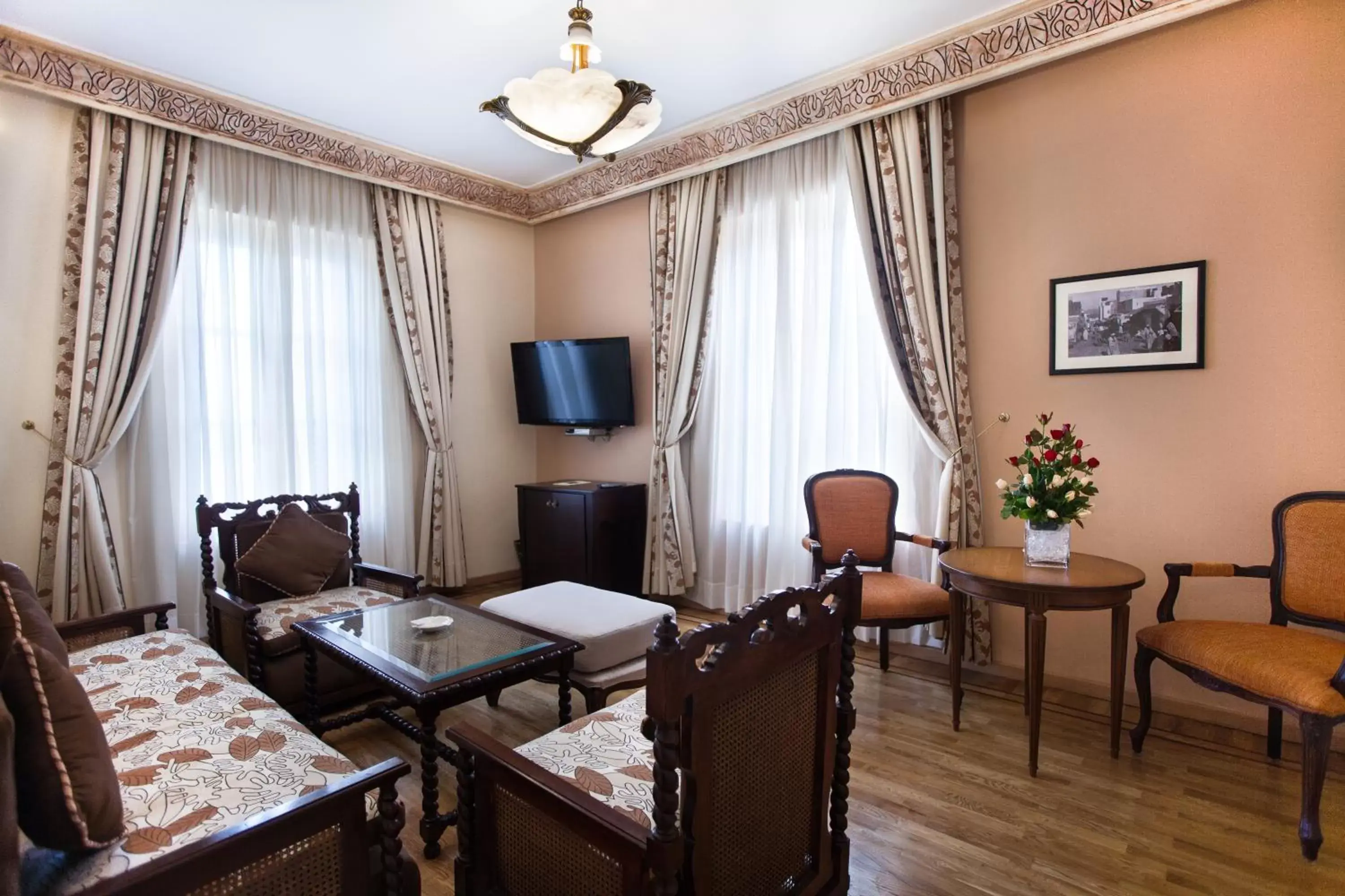 TV and multimedia, Dining Area in Grand Hotel Villa de France