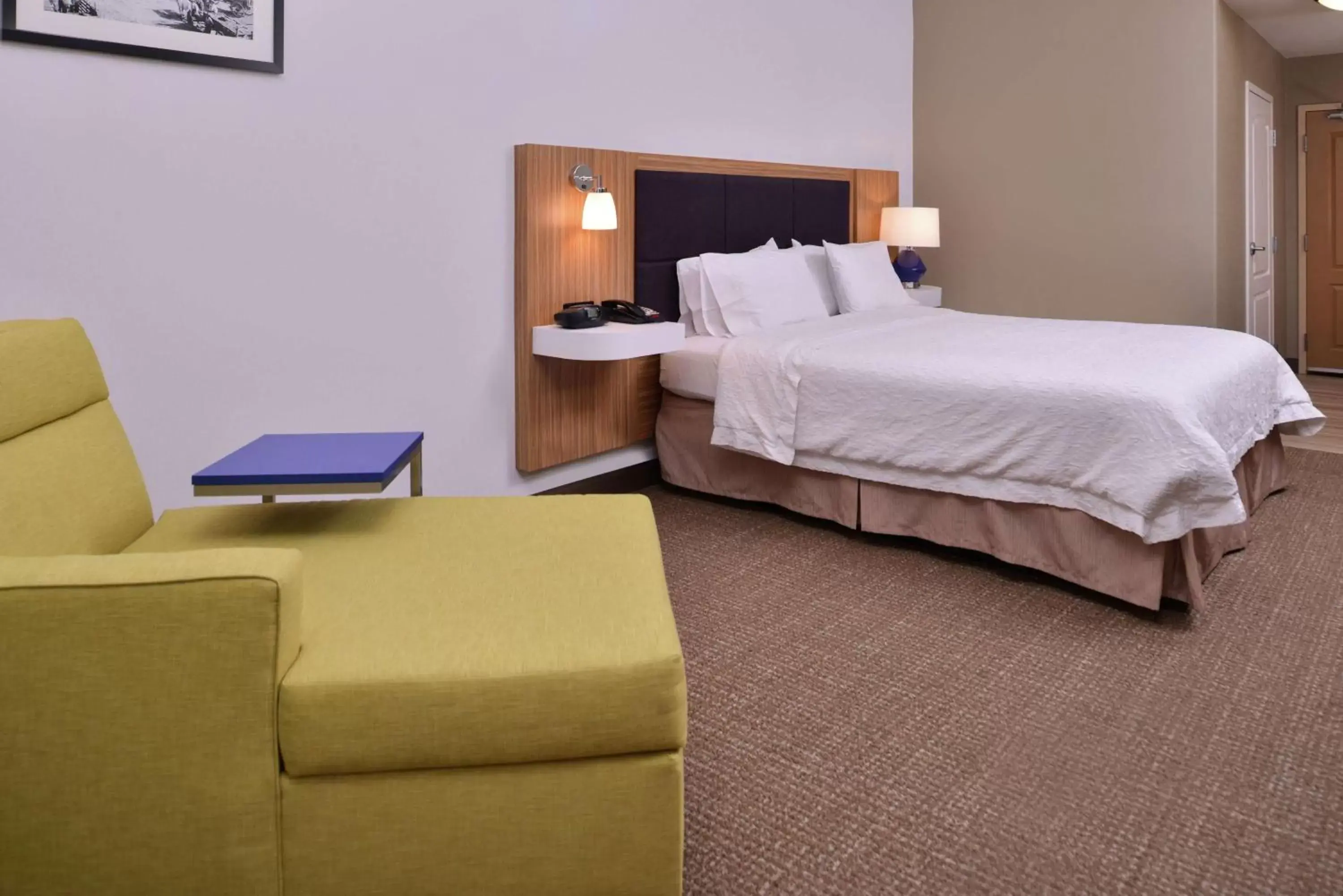 Living room, Bed in Hampton Inn & Suites Woodland-Sacramento Area