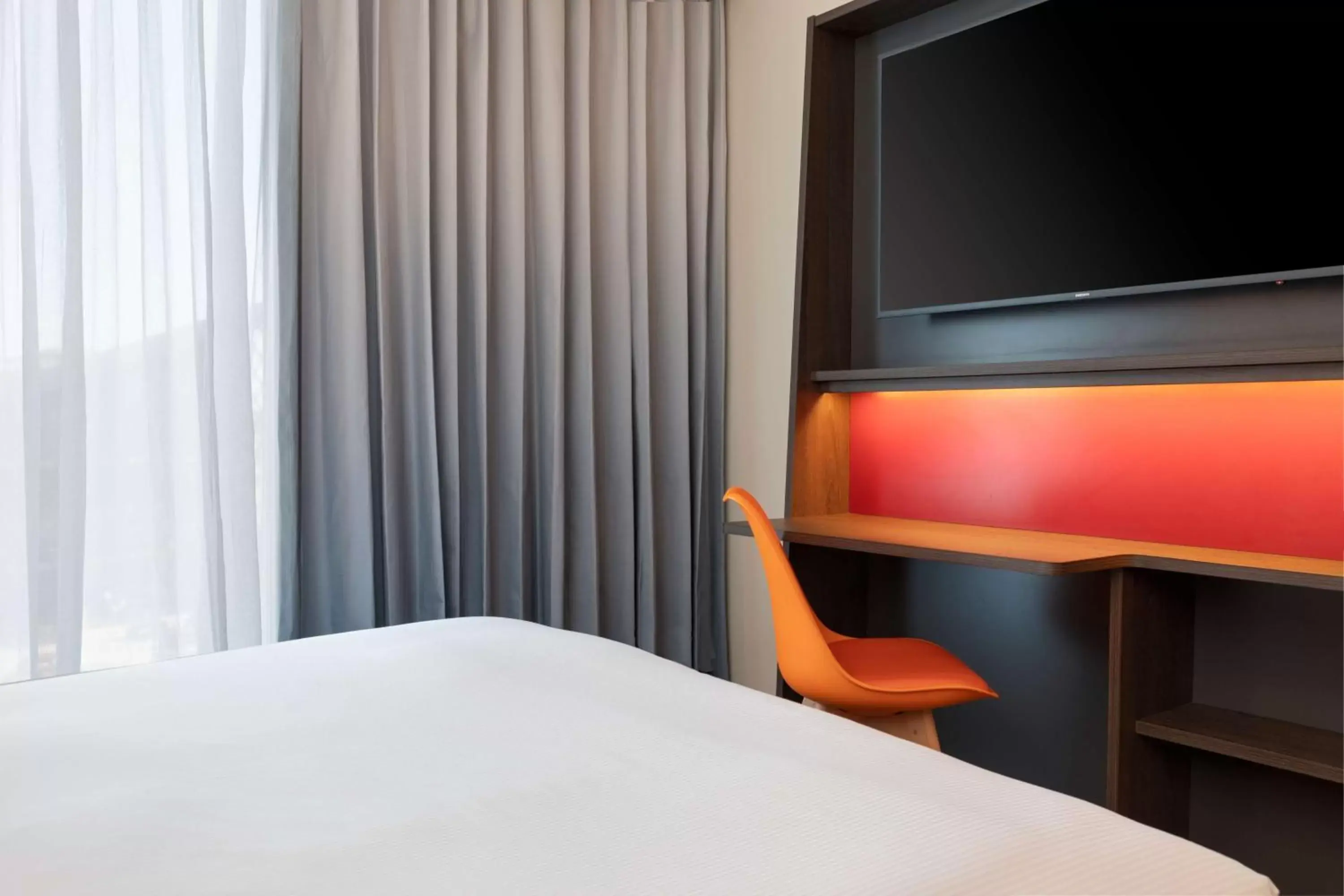 Queen Room with Sofa Bed in Hampton by Hilton Ashford International Queen Room with Sofa Bed in Hampton by Hilton Ashford International