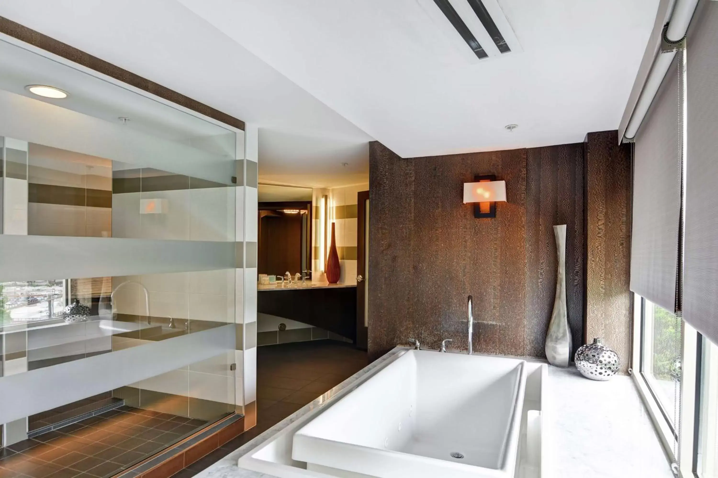 Bathroom, Kitchen/Kitchenette in Hampton Inn & Suites Crabtree