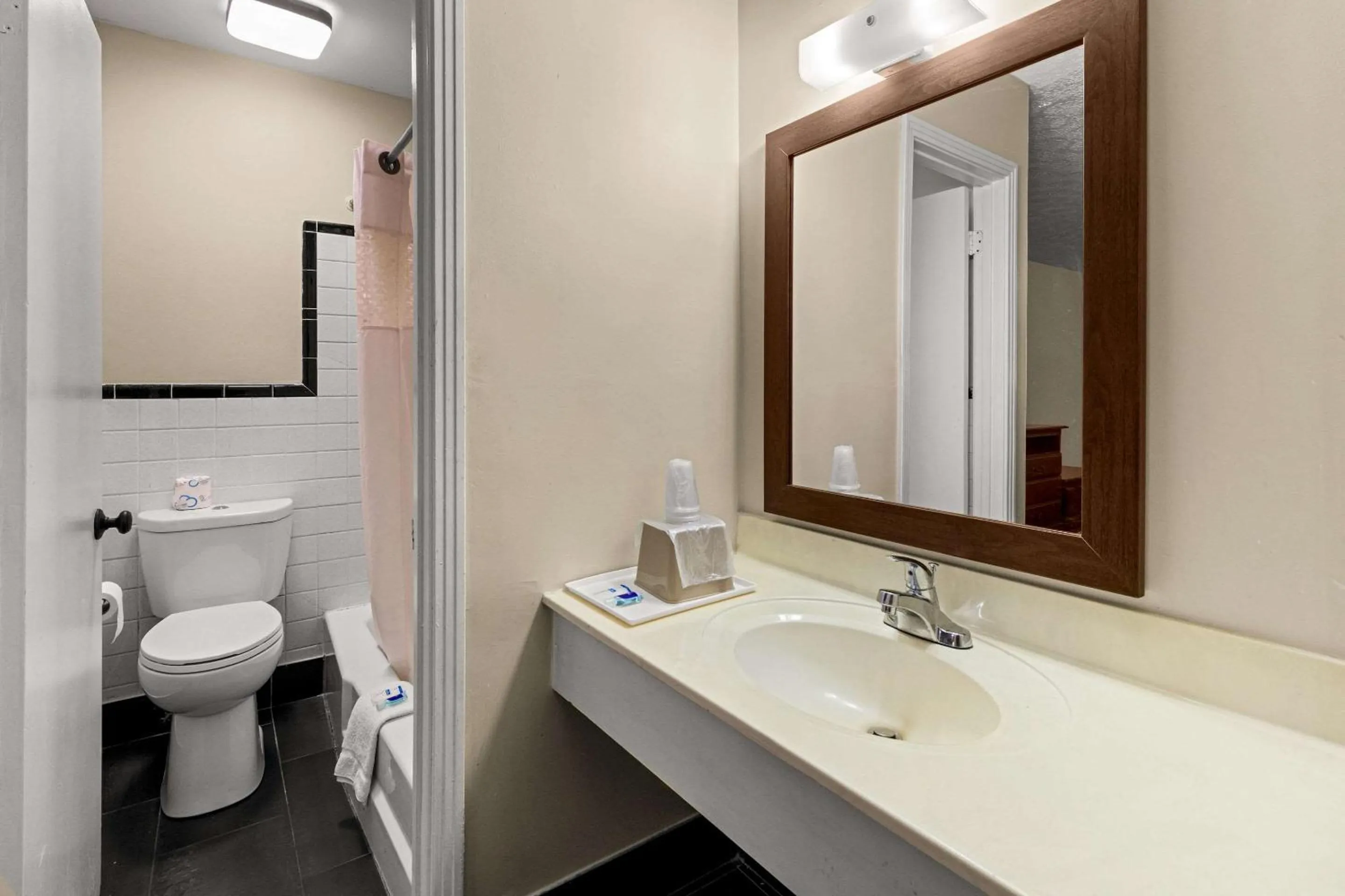 Bedroom in Rodeway Inn Dickson