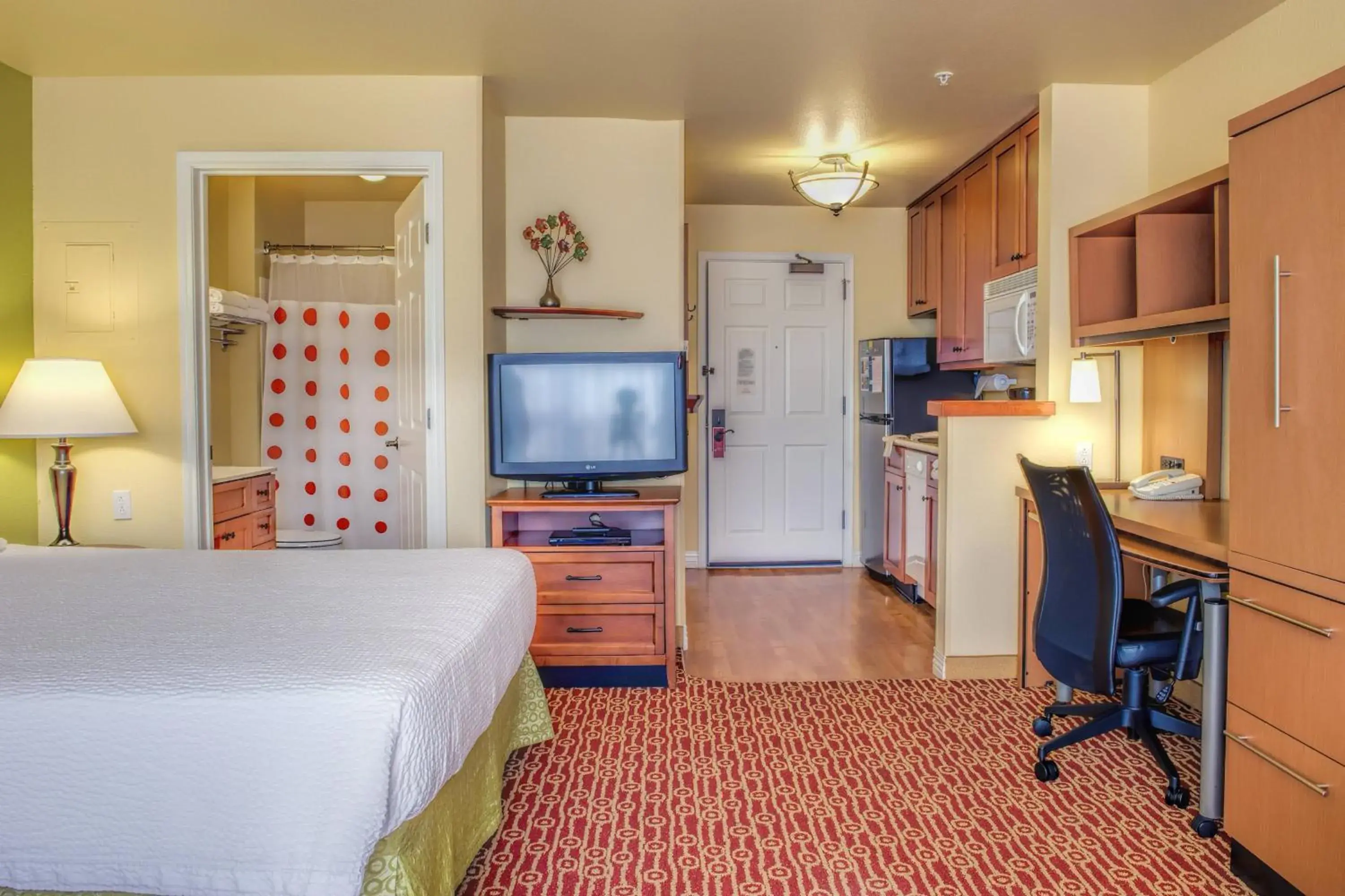 Kitchen or kitchenette, TV/Entertainment Center in TownePlace Suites by Marriott Las Cruces