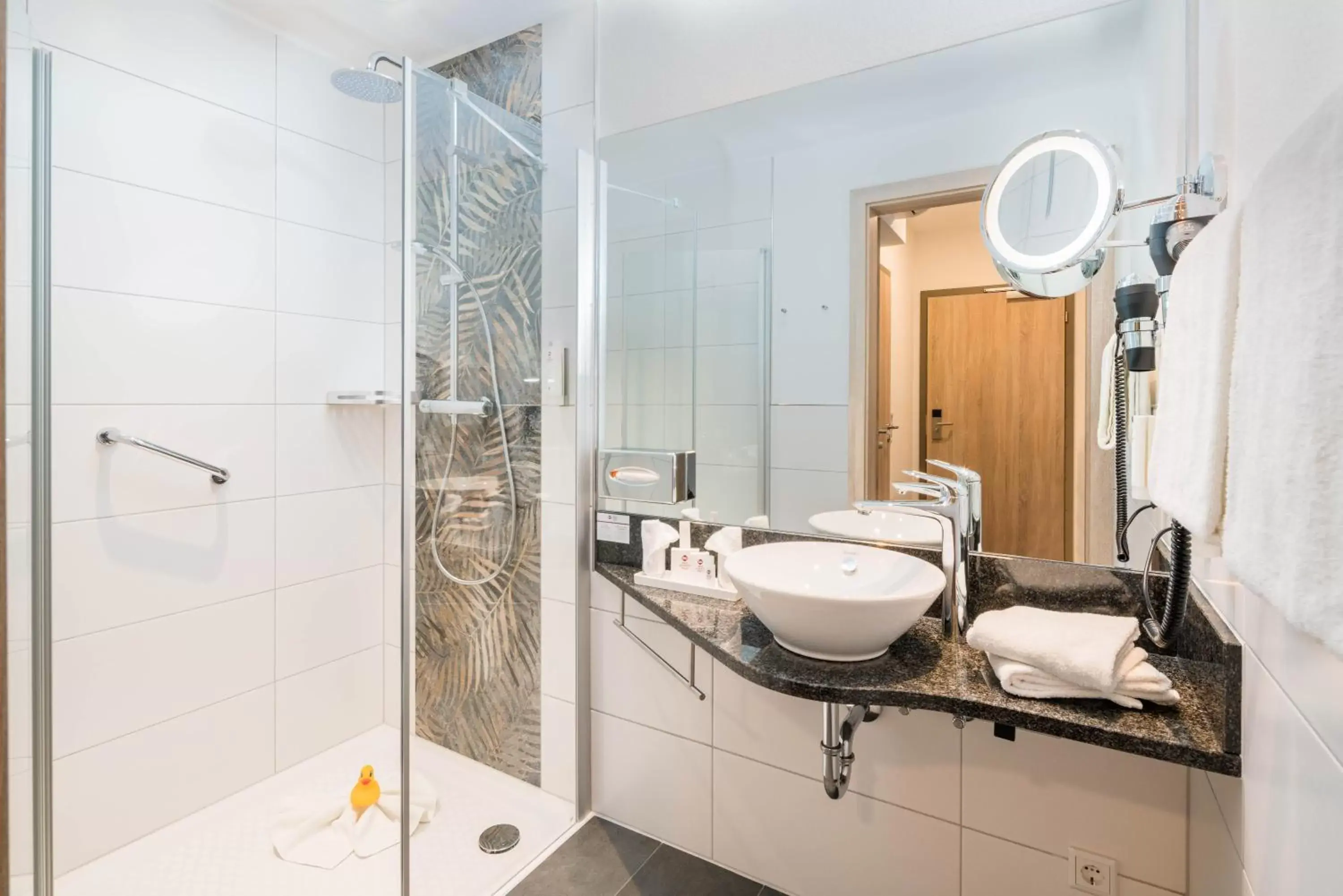 Staff, Bathroom in Best Western Plus Kurhotel an der Obermaintherme