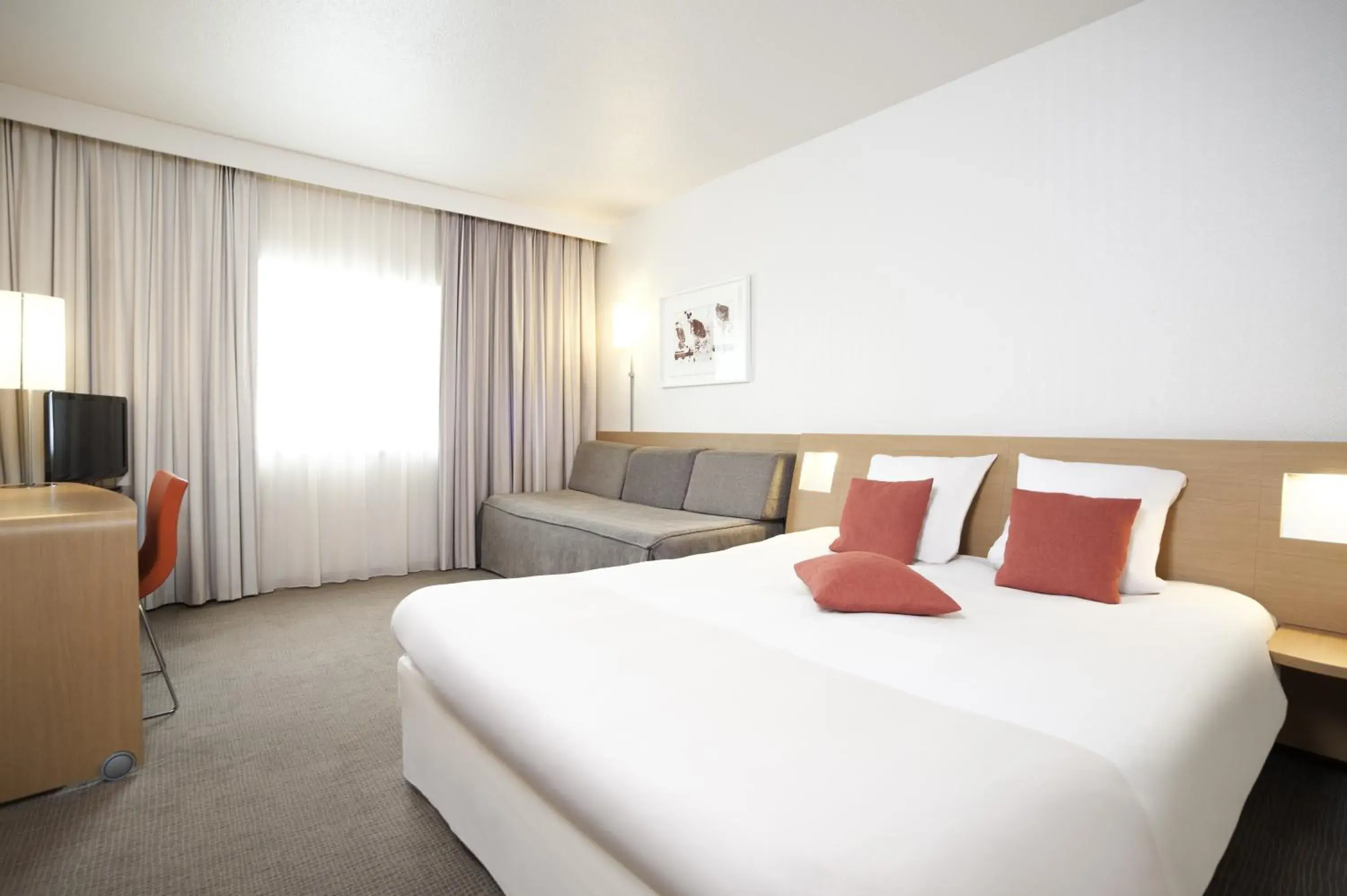 Photo of the whole room, Bed in Novotel Brugge Centrum