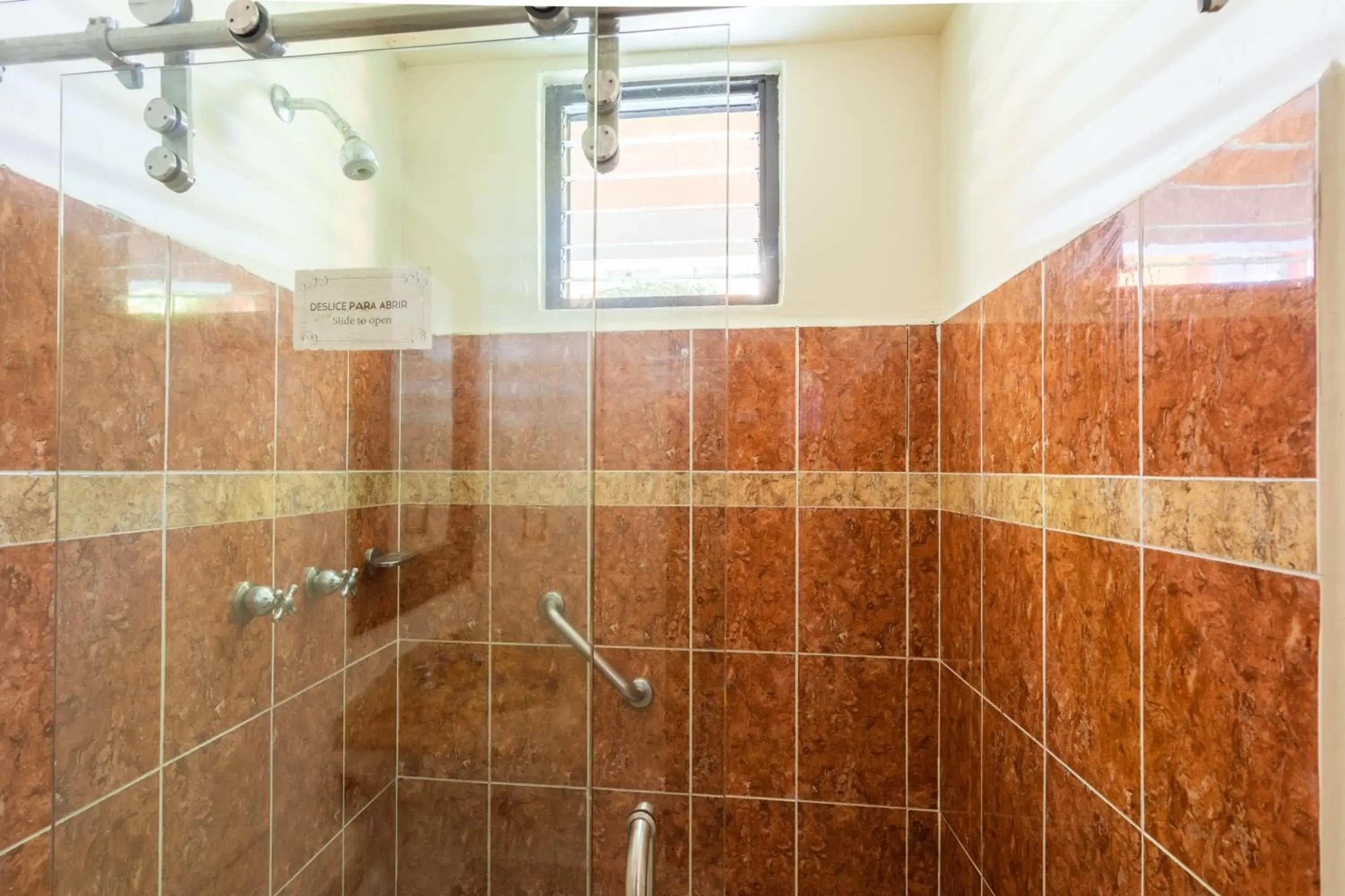 Bathroom in Collection O Angel Inn