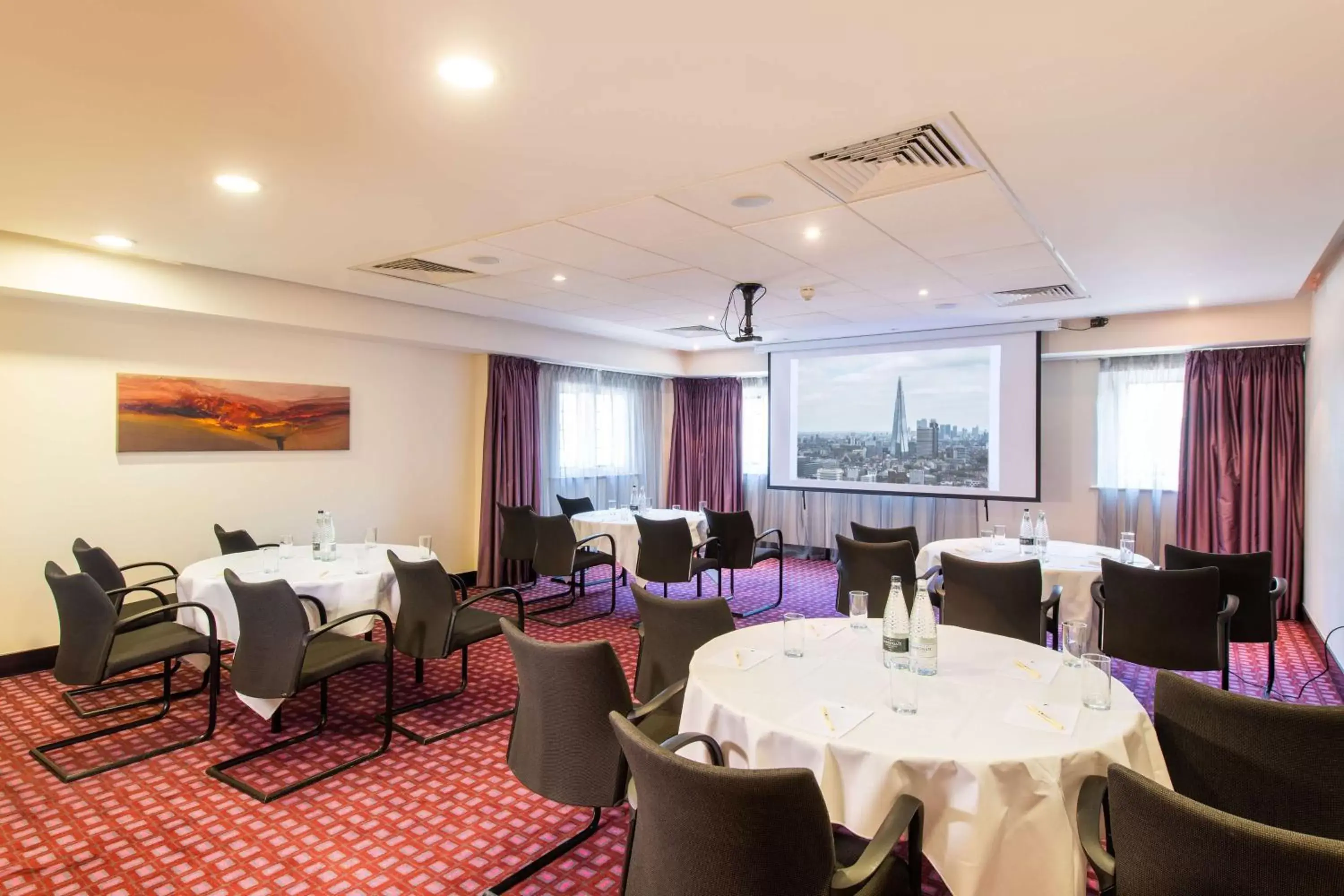 Meeting/conference room, Restaurant/Places to Eat in DoubleTree by Hilton London Heathrow Airport