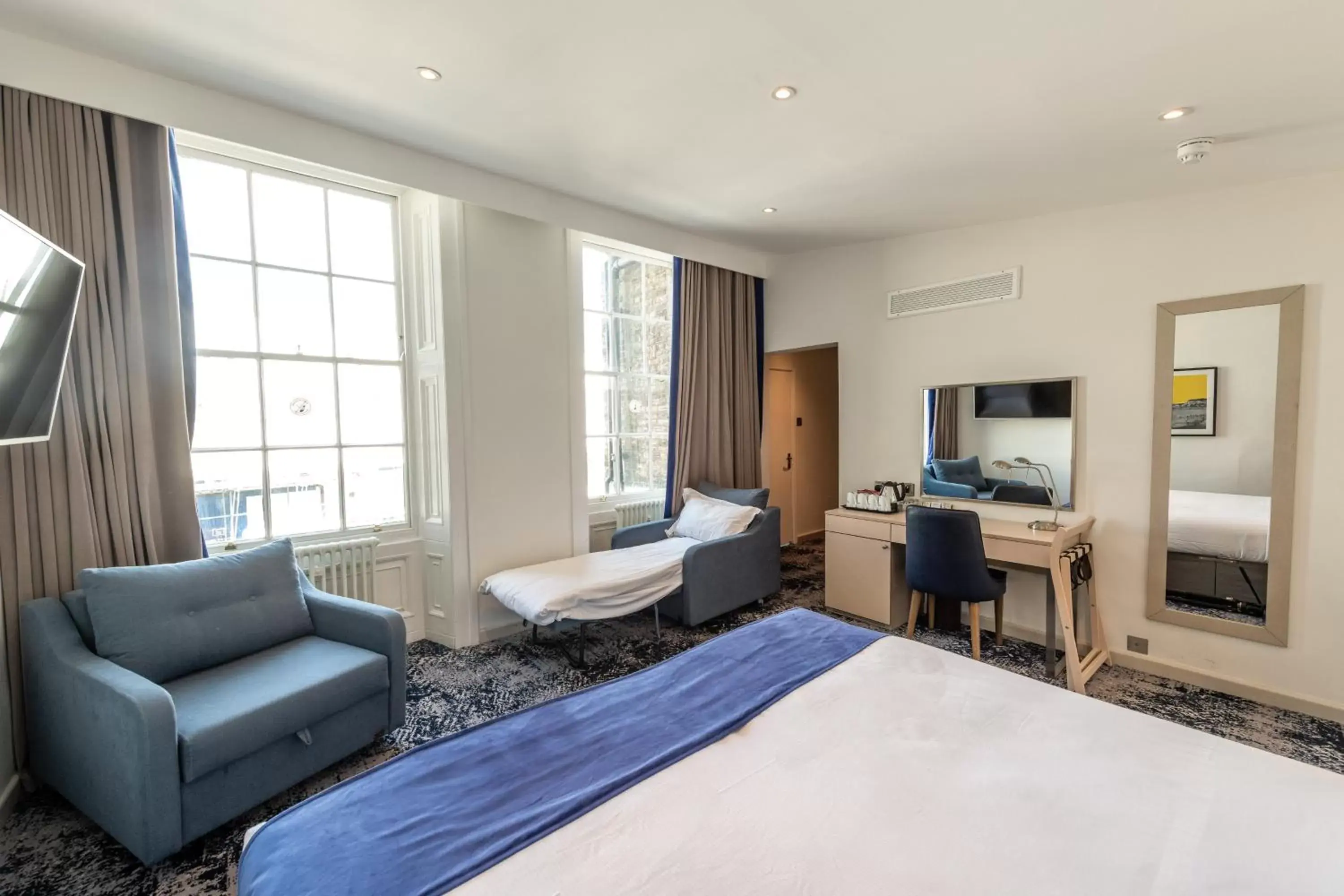 Bedroom, TV/Entertainment Center in Best Western Premier Dover Marina Hotel & Spa
