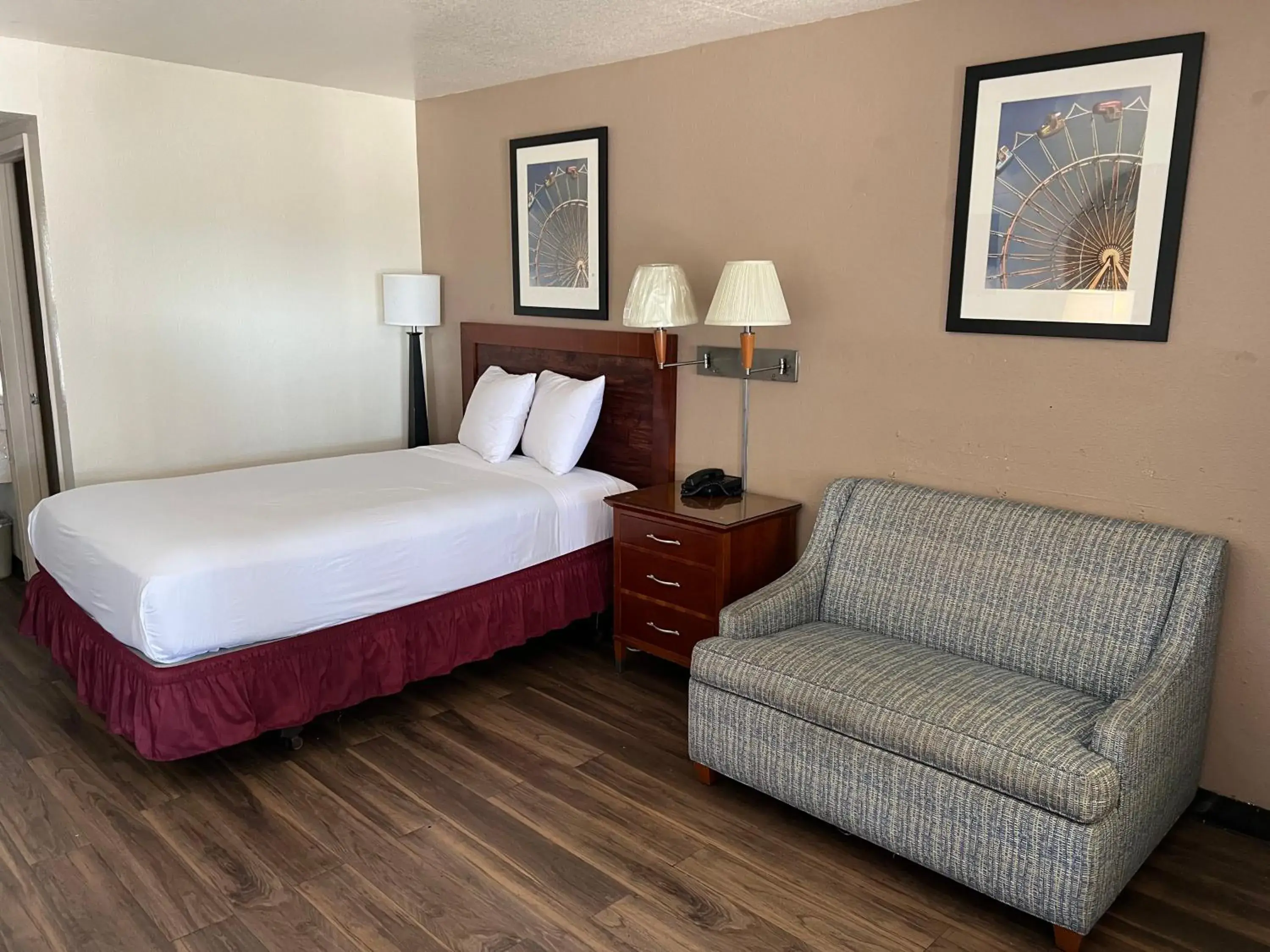 Bed in Vagabond Inn Fresno