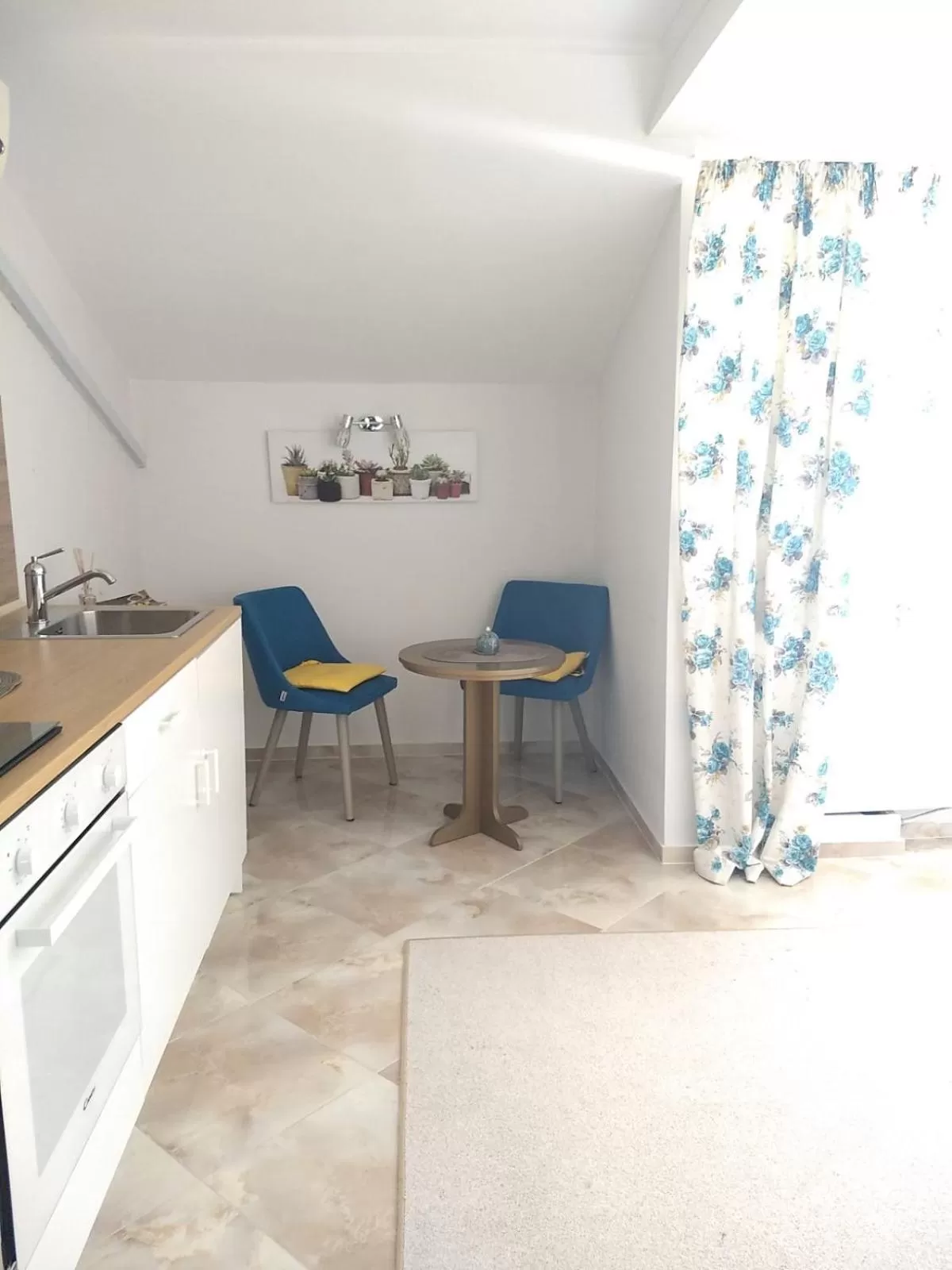 Kitchen or kitchenette in White Rose Guest Rooms