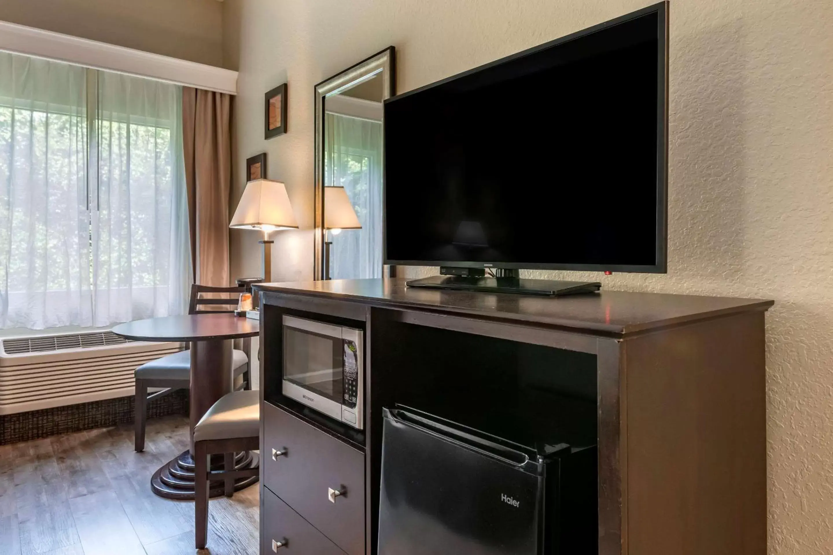 Photo of the whole room, TV/Entertainment Center in Comfort Inn & Suites DeLand - near University
