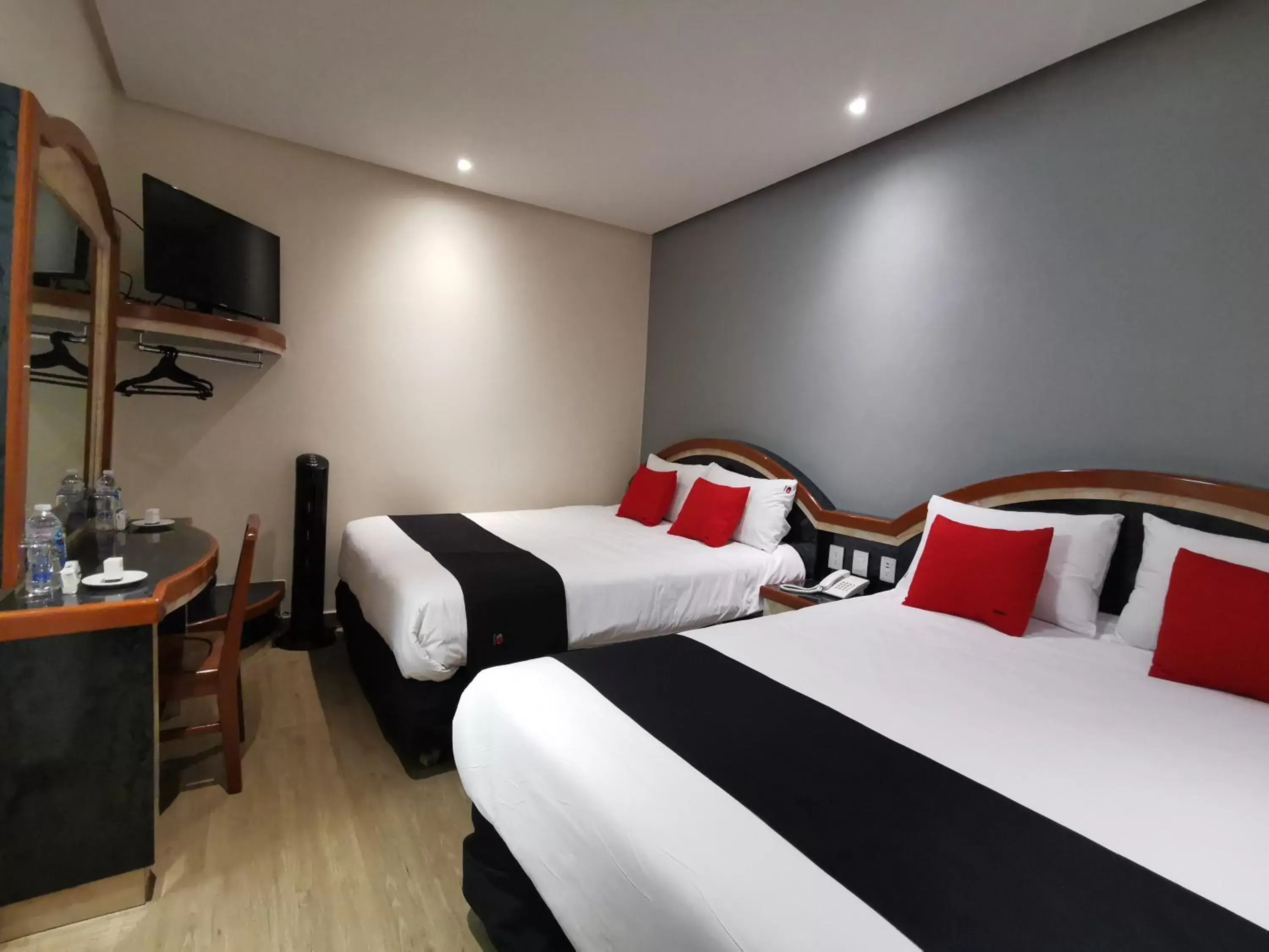 Bedroom, Bed in Hotel Monarca