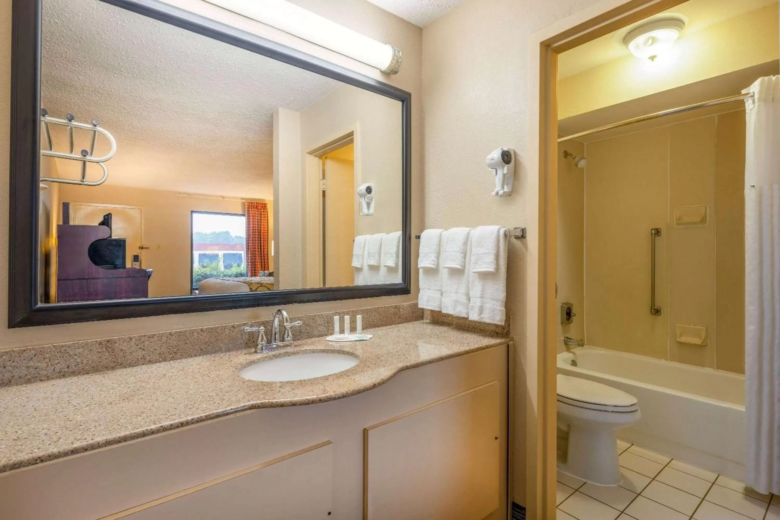 TV and multimedia, Bathroom in Baymont by Wyndham Columbus GA