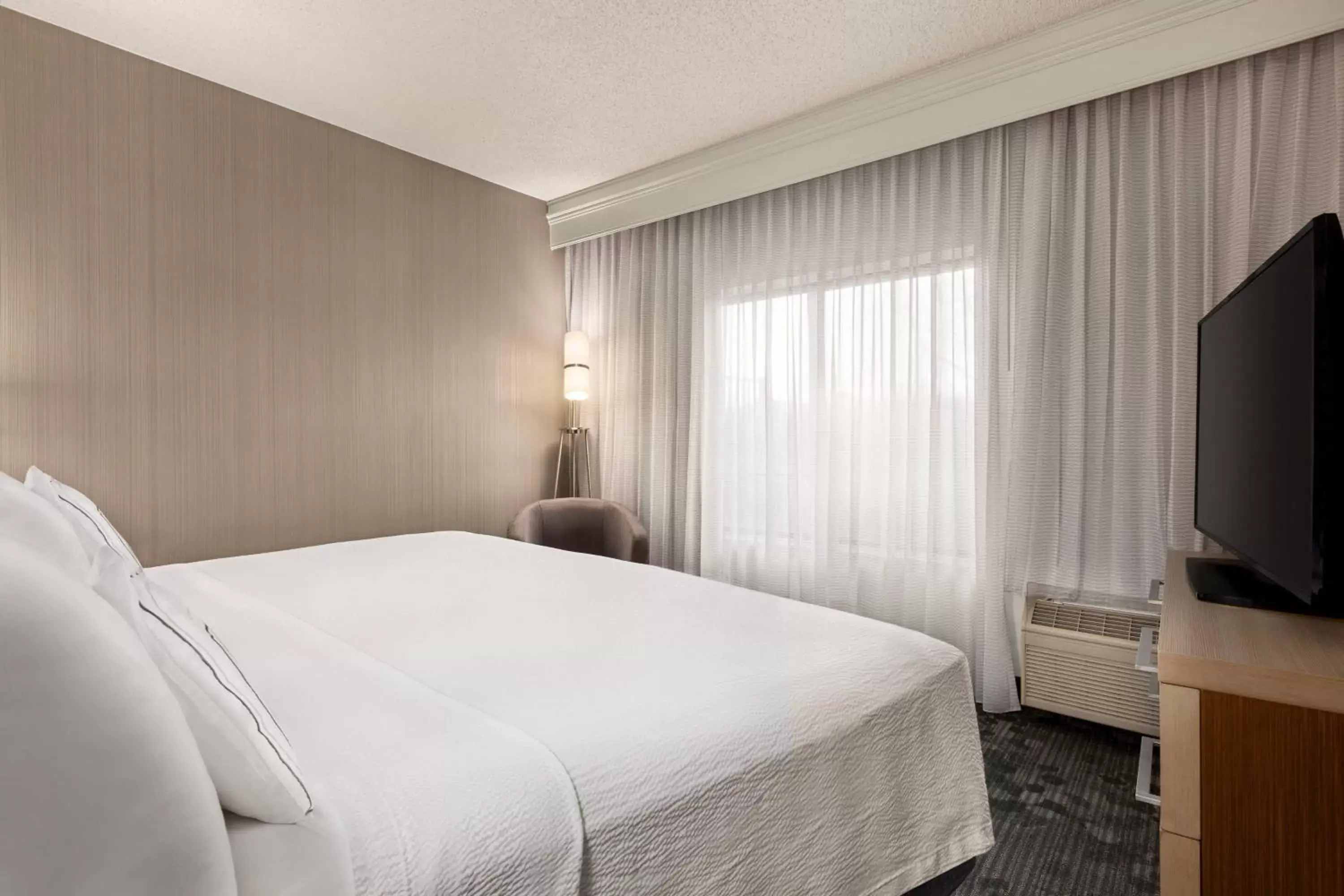 Photo of the whole room, Bed in Courtyard by Marriott Roseville
