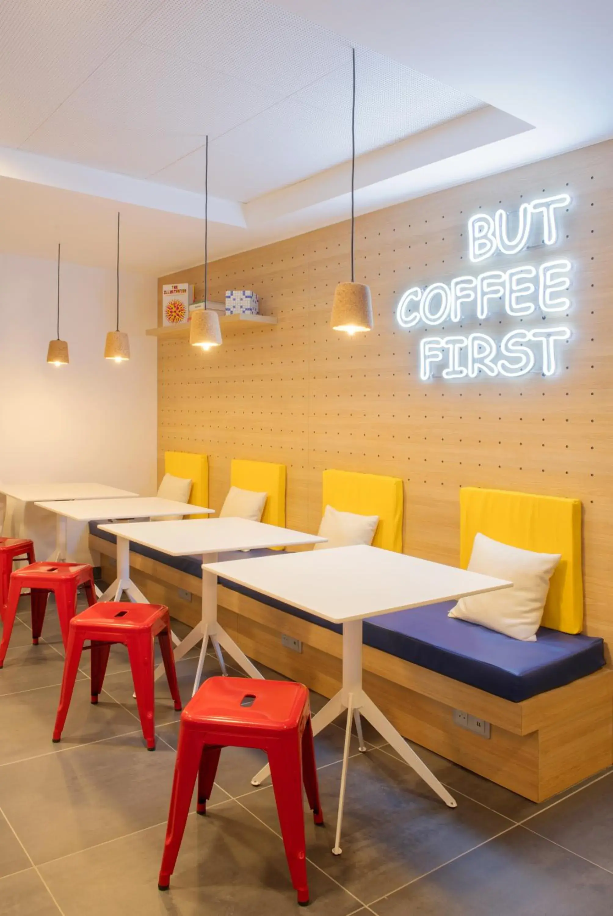 Lounge or bar in Auberge de jeunesse Hosho Paris Sud - Porte d'Italie Lounge or bar in Auberge de jeunesse Hosho Paris Sud - Porte d'Italie