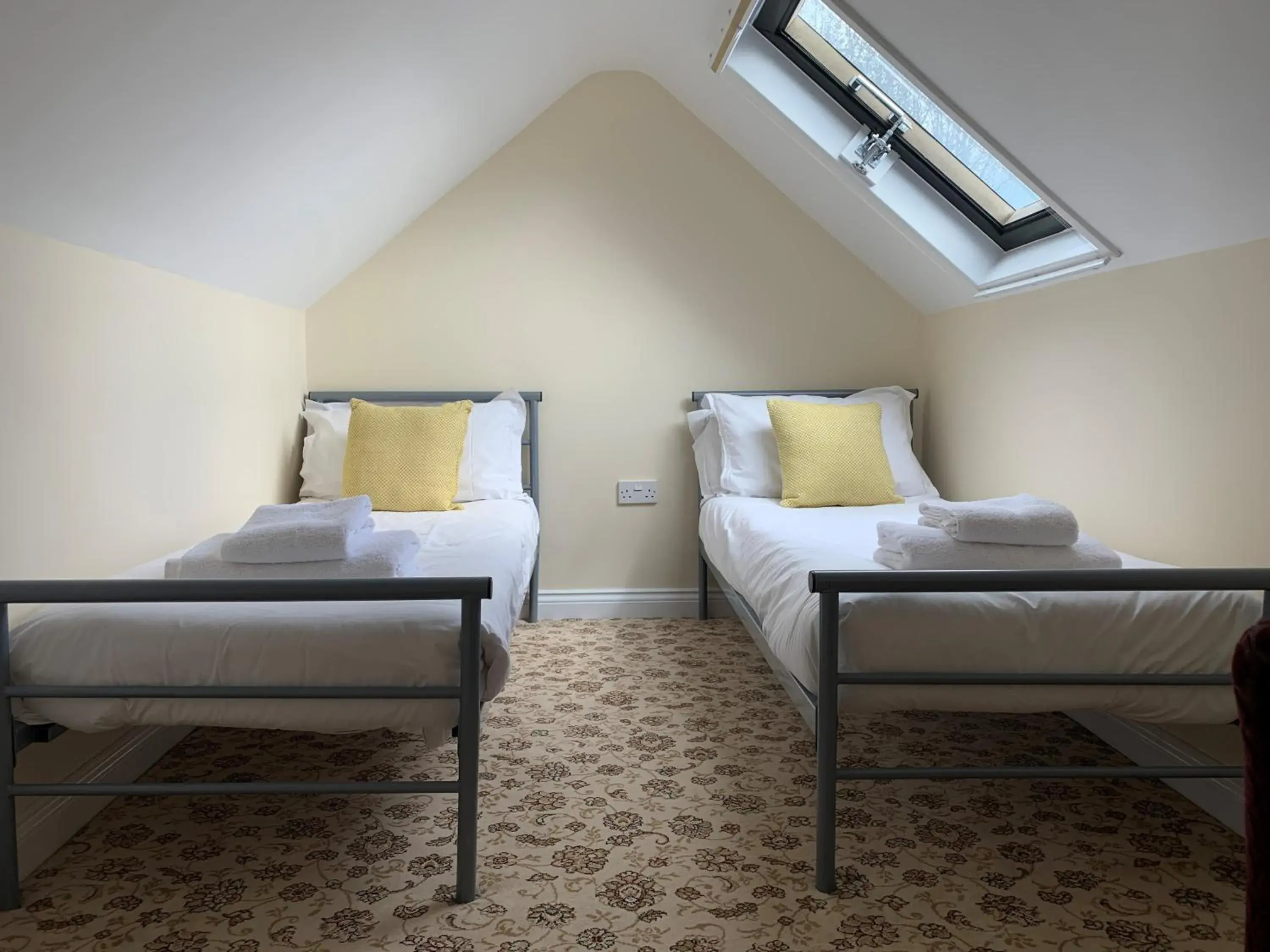 Bed in New Inn - Dorchester
