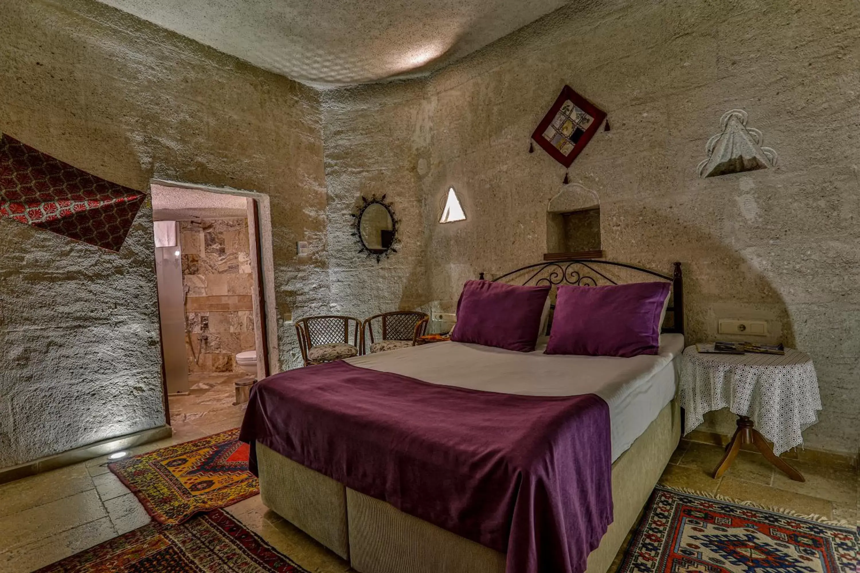 Photo of the whole room, Bed in Hidden Cave Hotel