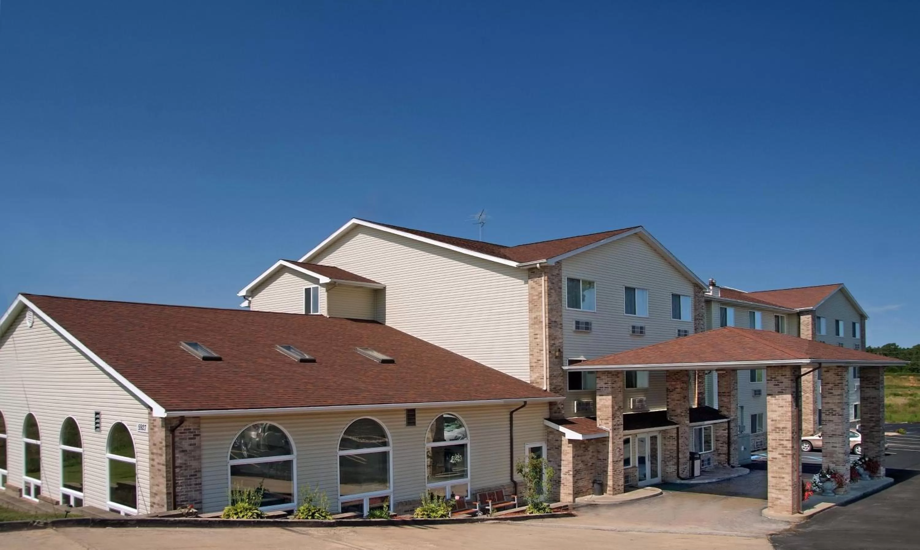 Property building in Red Roof Inn Osage Beach - Lake of the Ozarks