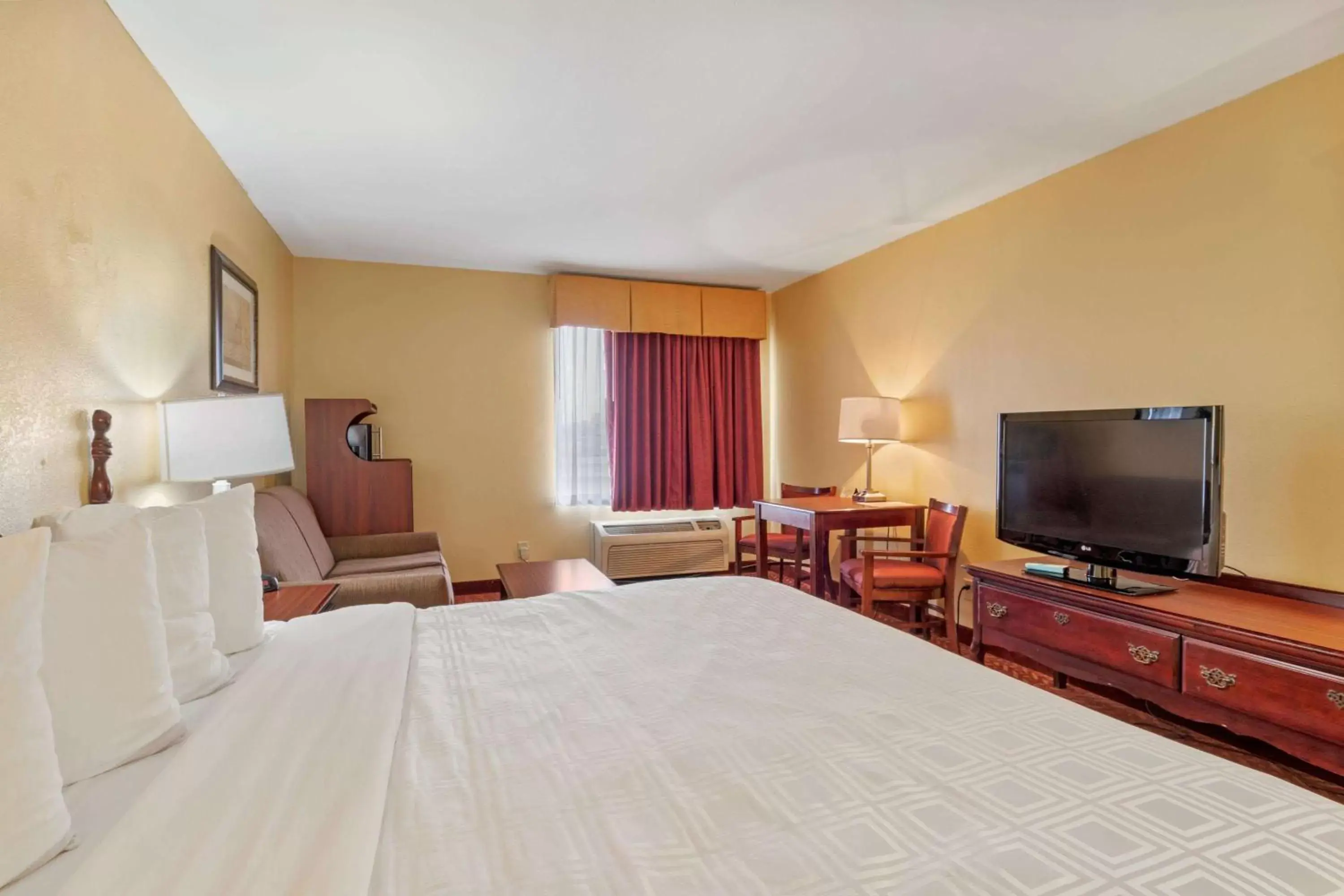 Bedroom, TV/Entertainment Center in Best Western Clearlake Plaza