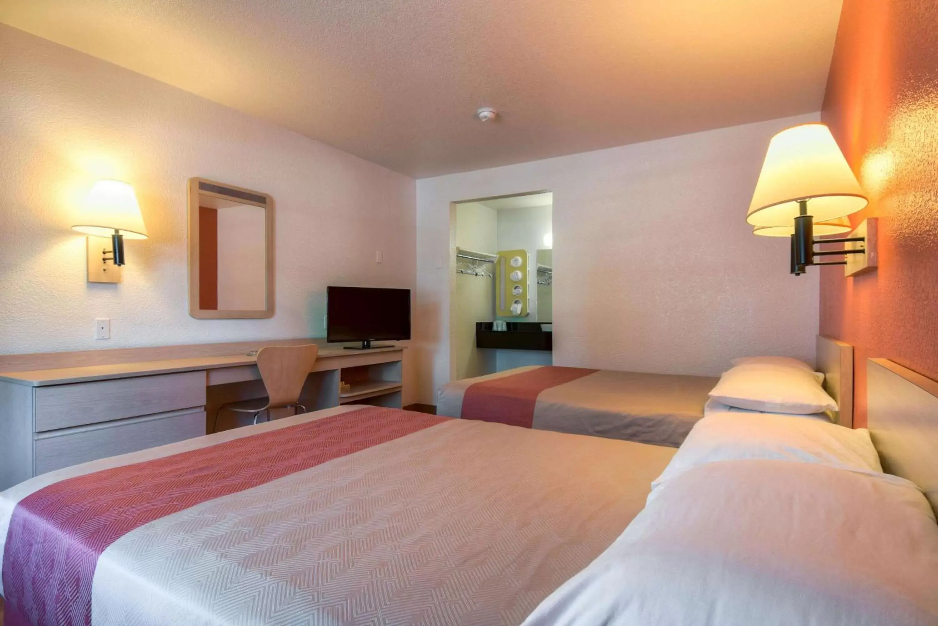 Quadruple Room in Motel 6-San Dimas, CA - Los Angeles Quadruple Room in Motel 6-San Dimas, CA - Los Angeles