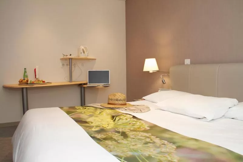 Photo of the whole room, Bed in Hôtel Novalis Quimperlé