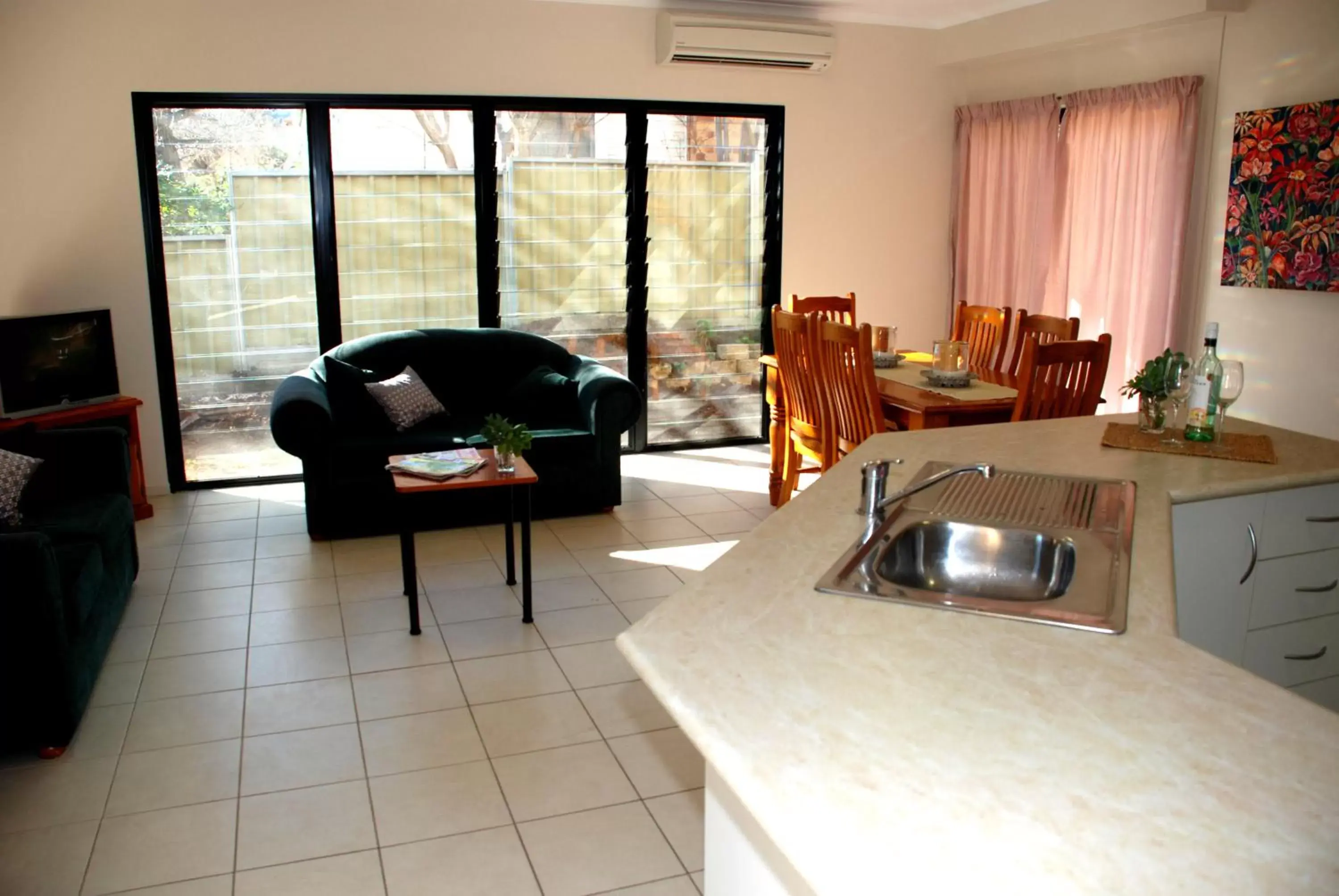 Kitchen or kitchenette, Seating Area in Amberoo Apartments