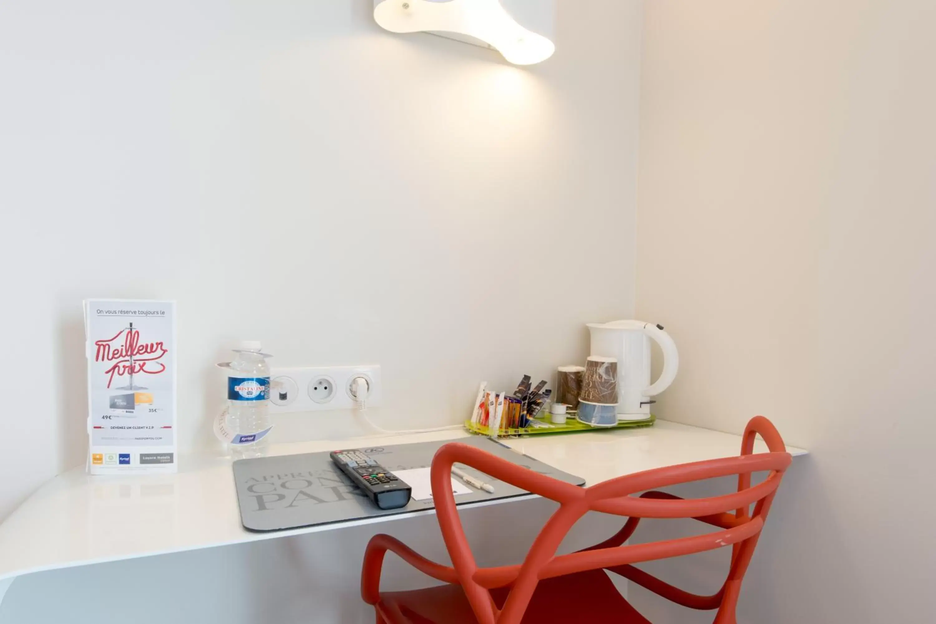 Area and facilities, Kitchen/Kitchenette in Kyriad La Rochelle Centre - Les Minimes