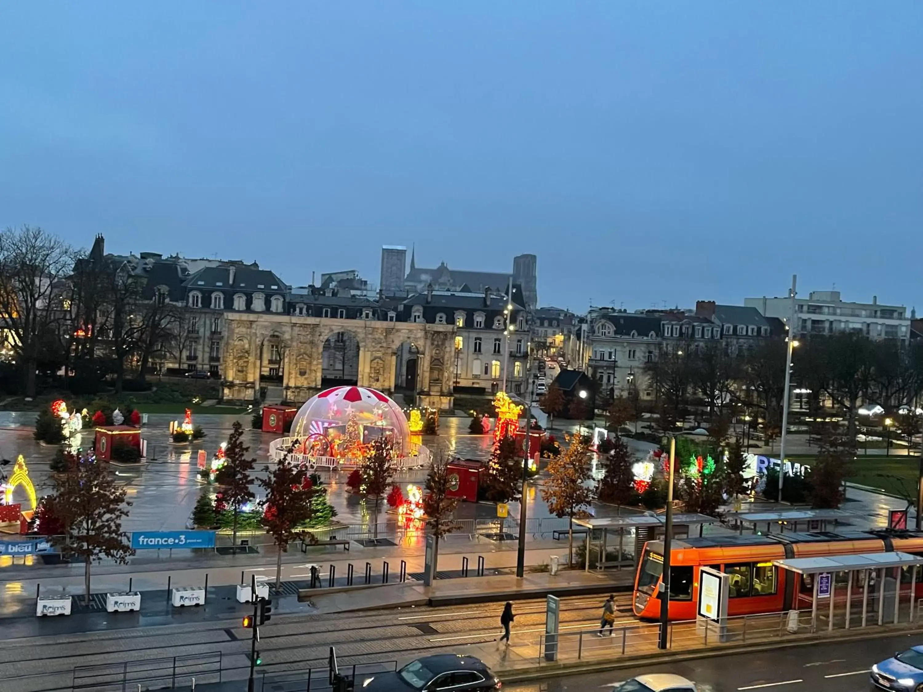 City view in Hôtel Porte Mars Reims Gare centre