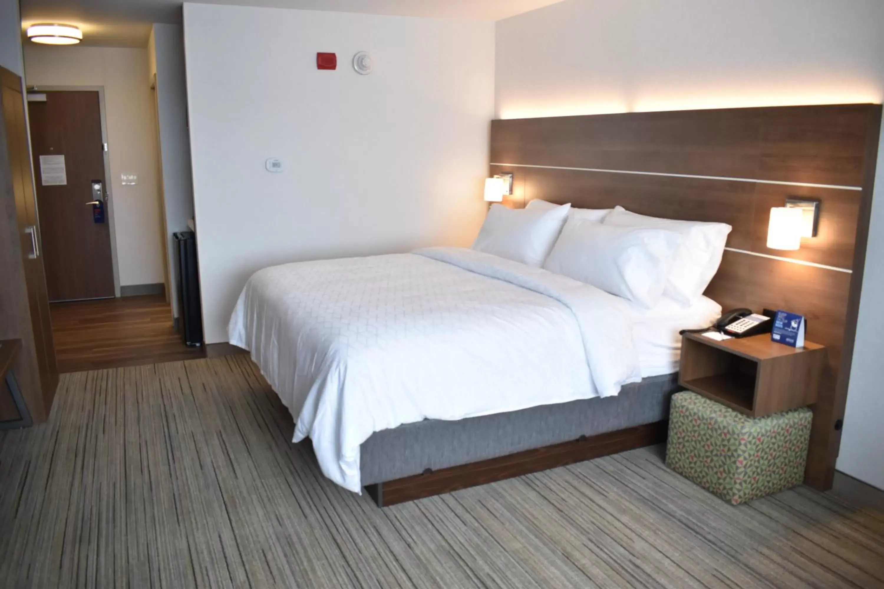 Bedroom, Bed in Holiday Inn Express & Suites - Boston South - Randolph, an IHG Hotel