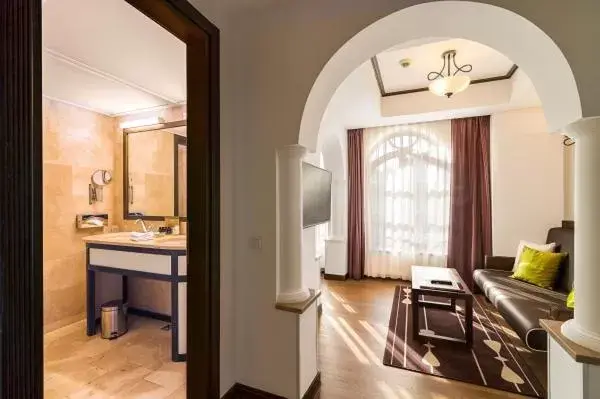 Seating area, Bathroom in Epoque Hotel - Relais & Chateaux