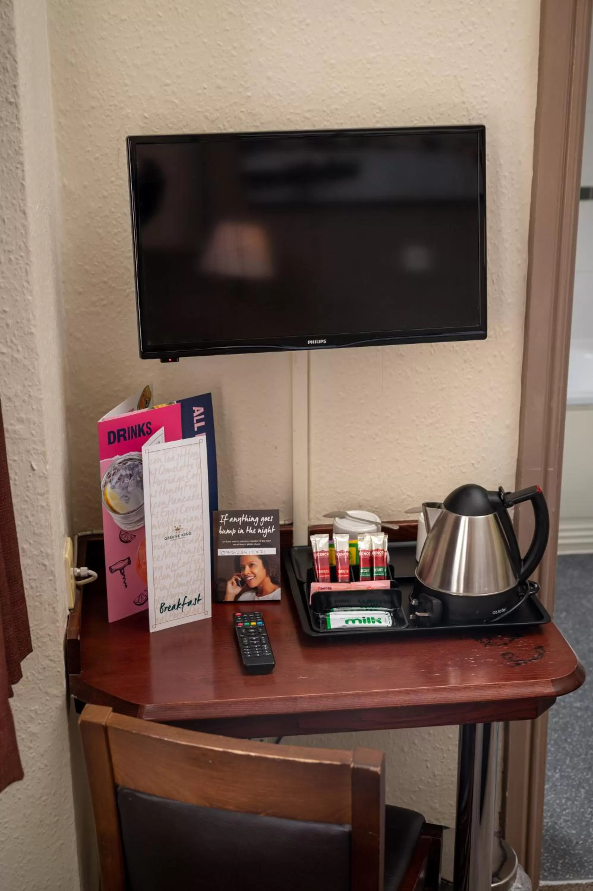 Coffee/tea facilities in Channings Hotel by Greene King Inns