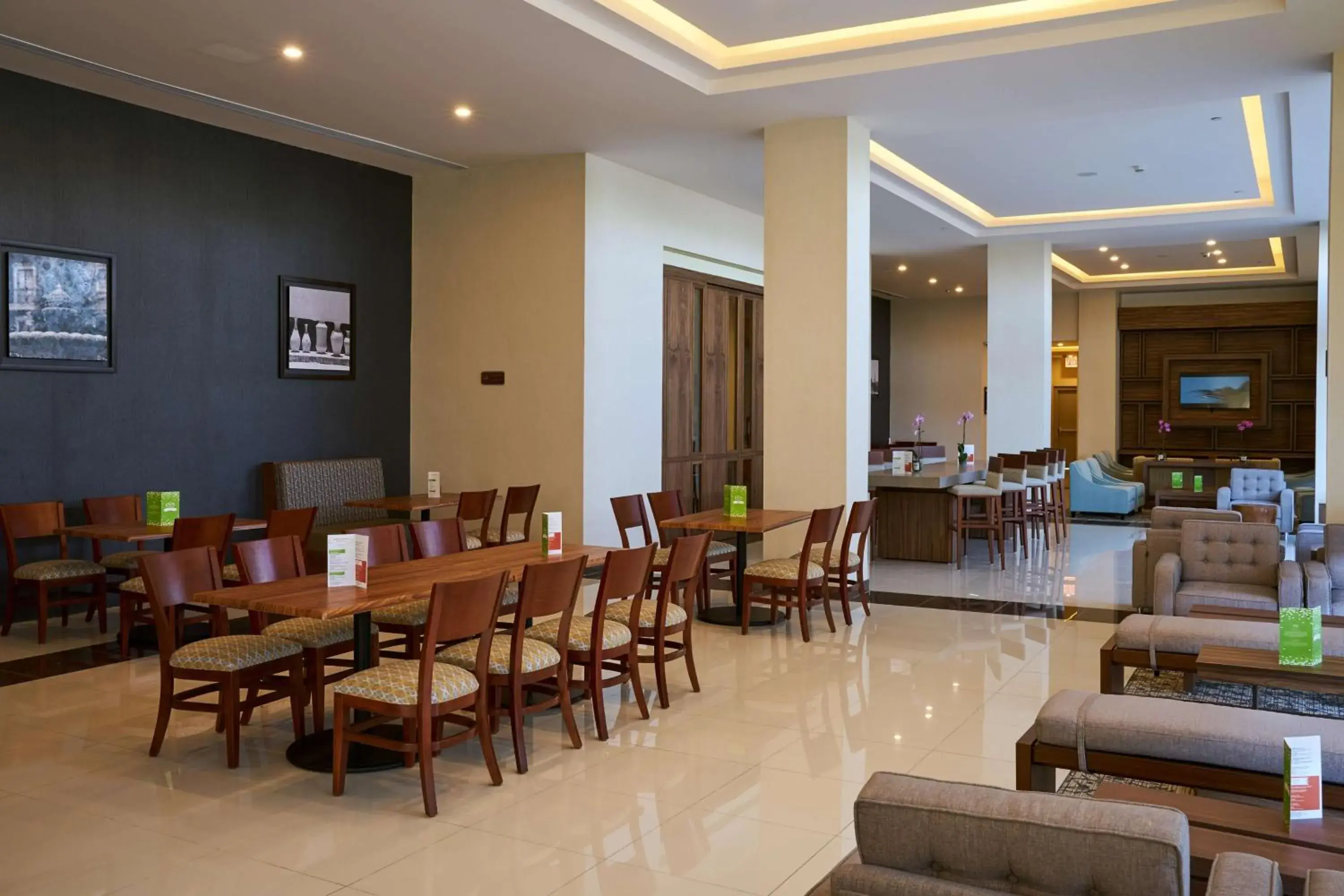 Lobby or reception in Hampton Inn by Hilton Irapuato Lobby or reception in Hampton Inn by Hilton Irapuato