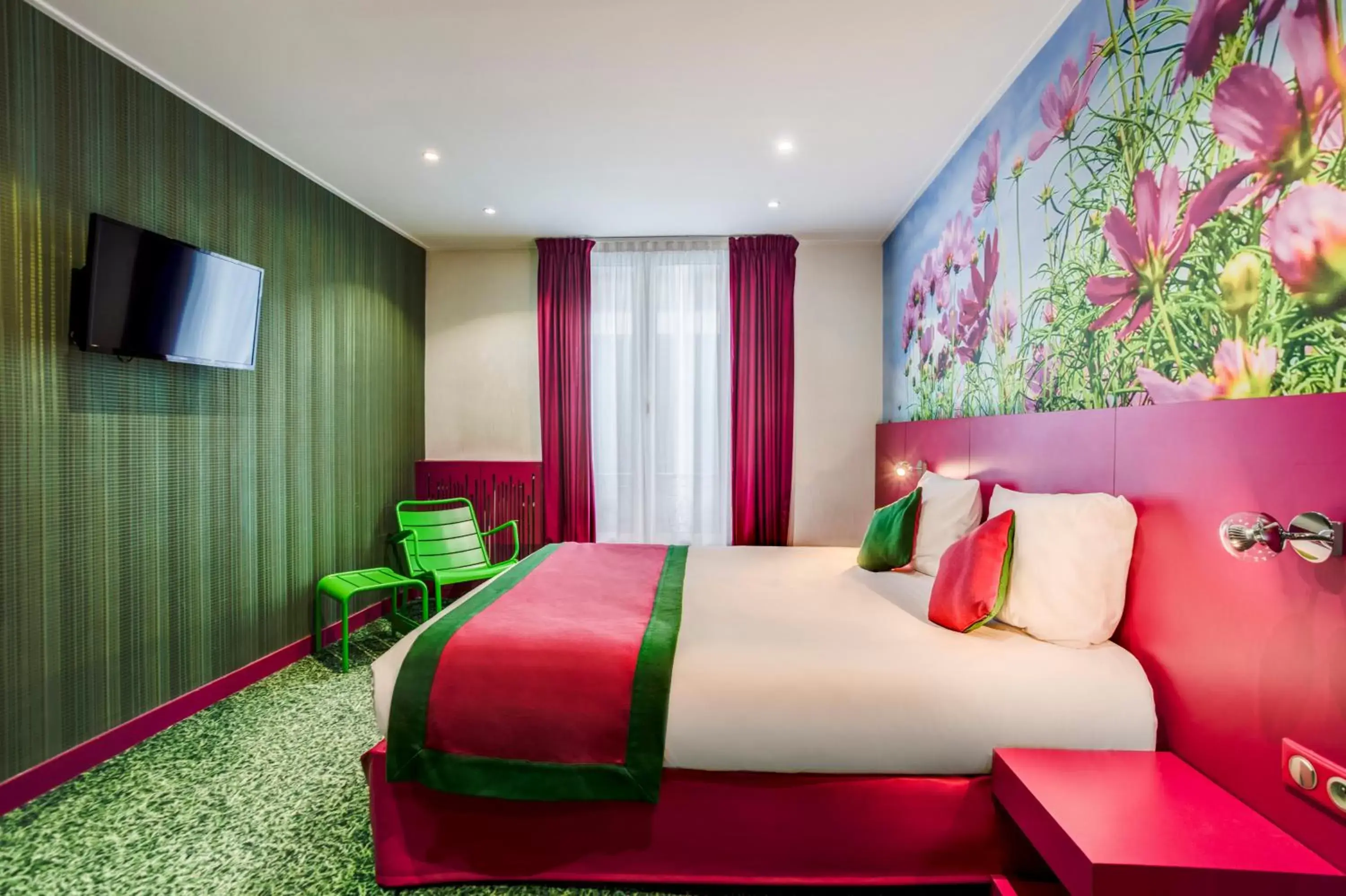 Photo of the whole room, Bed in Jardins de Montmartre