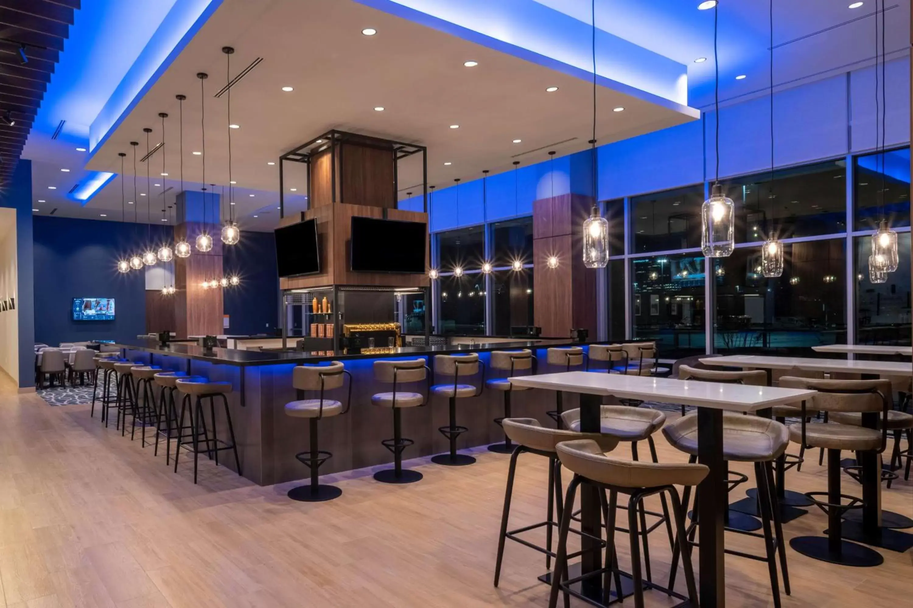 Lounge or bar, Restaurant/Places to Eat in La Quinta Inn & Suites by Wyndham Nashville Downtown Stadium