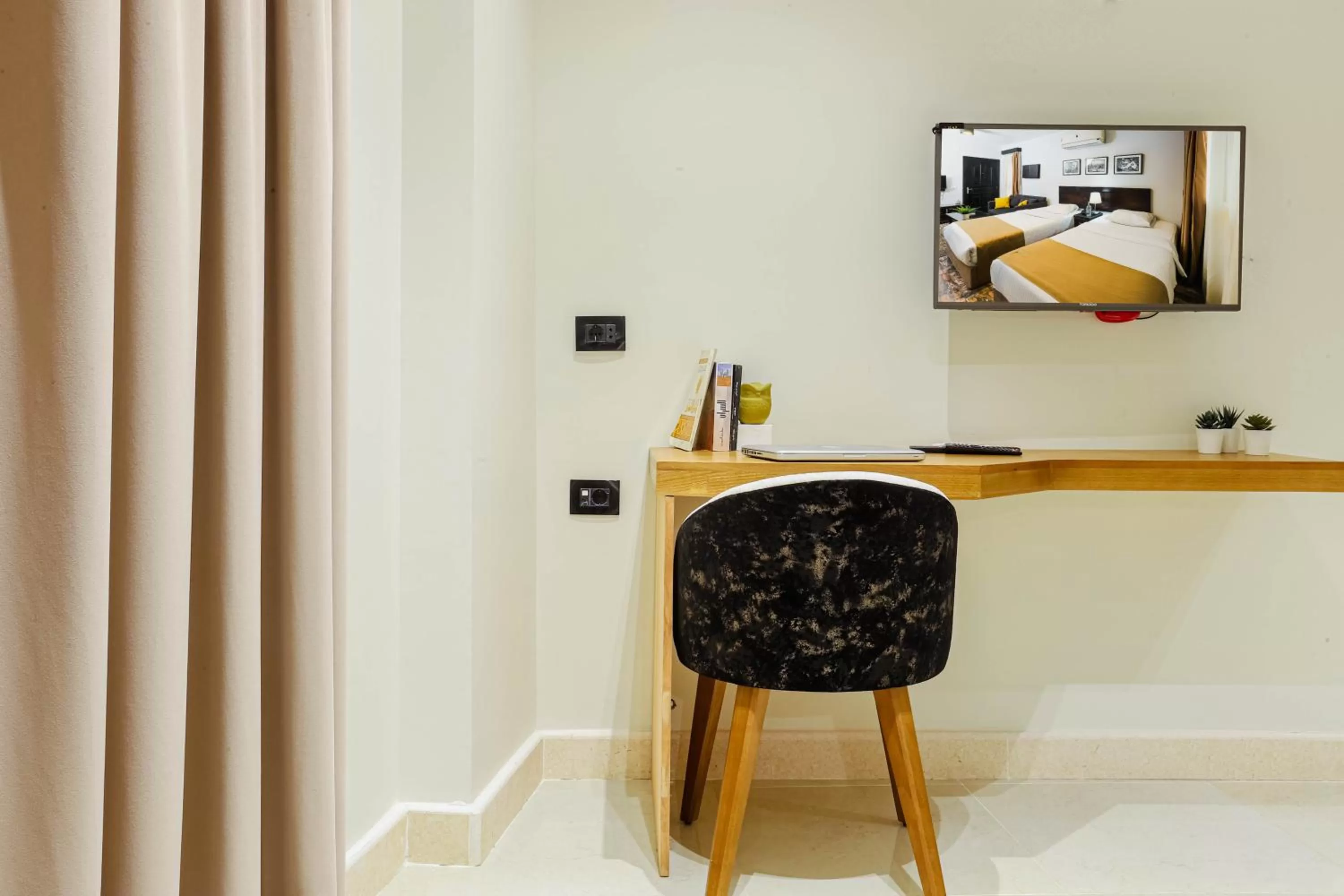 TV and multimedia in NewCity Hotel & Suites
