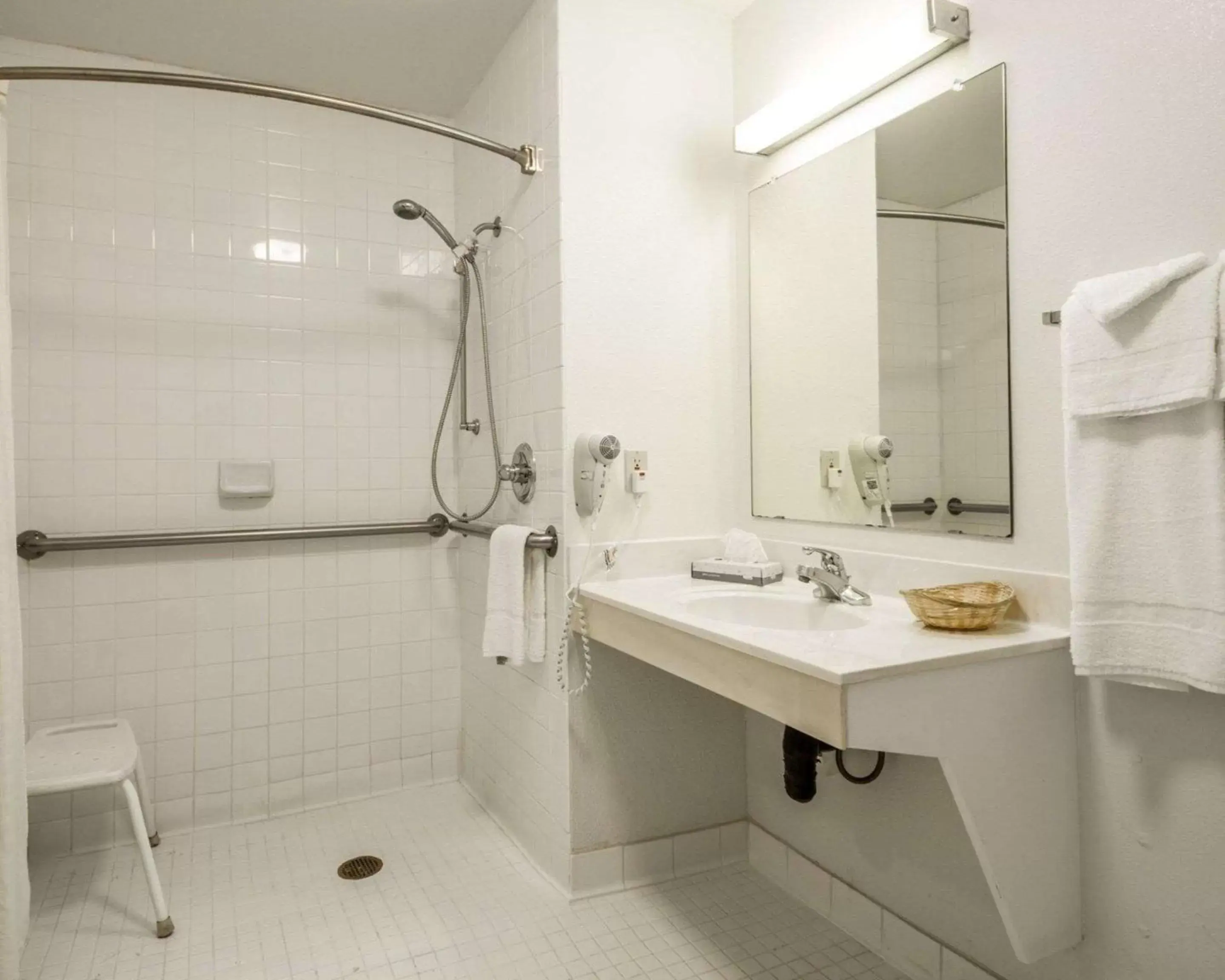 Bedroom, Bathroom in Rodeway Inn Watsonville