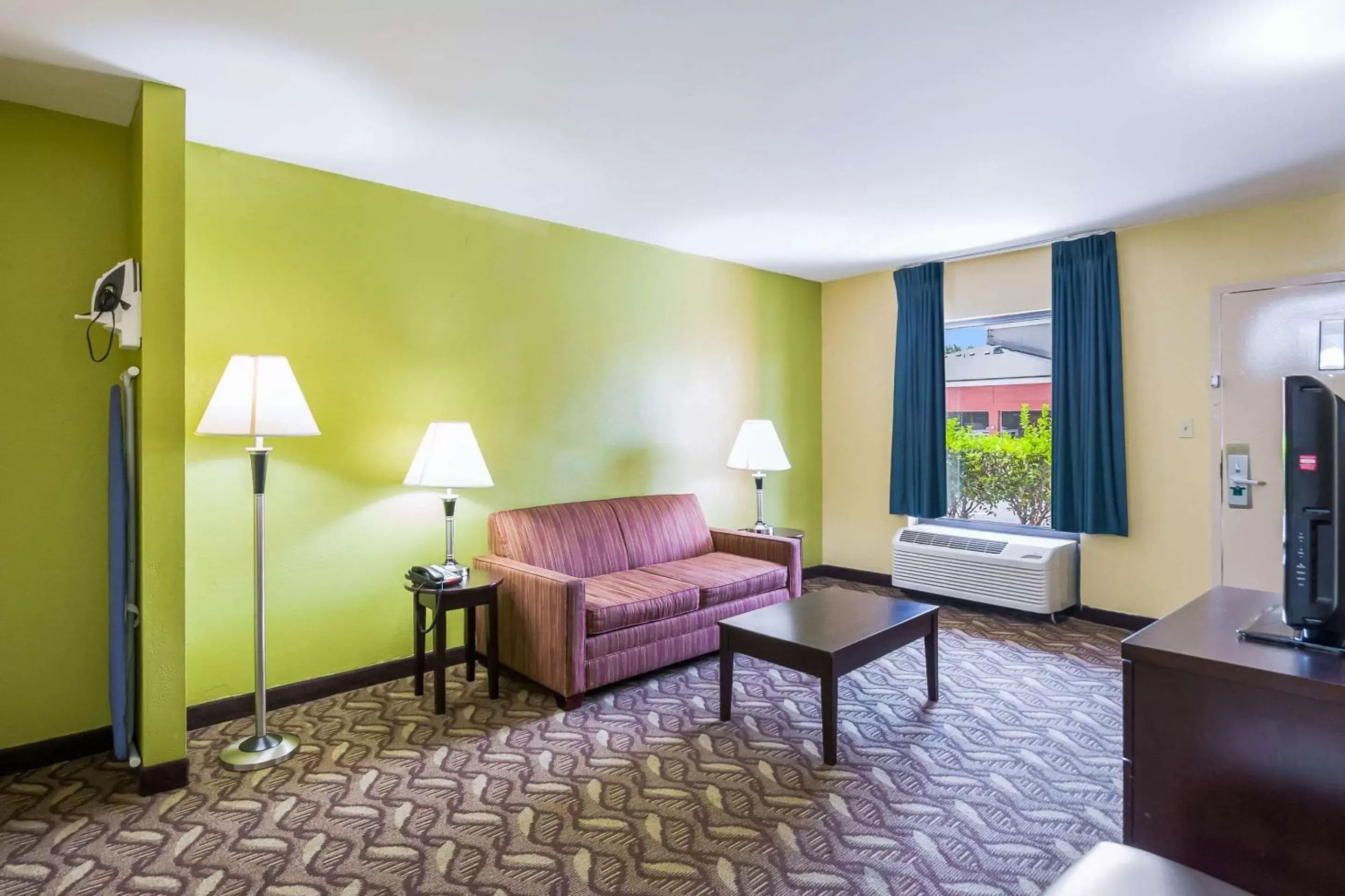 Photo of the whole room, Seating Area in Quality Inn Fredericksburg-Central Park Area