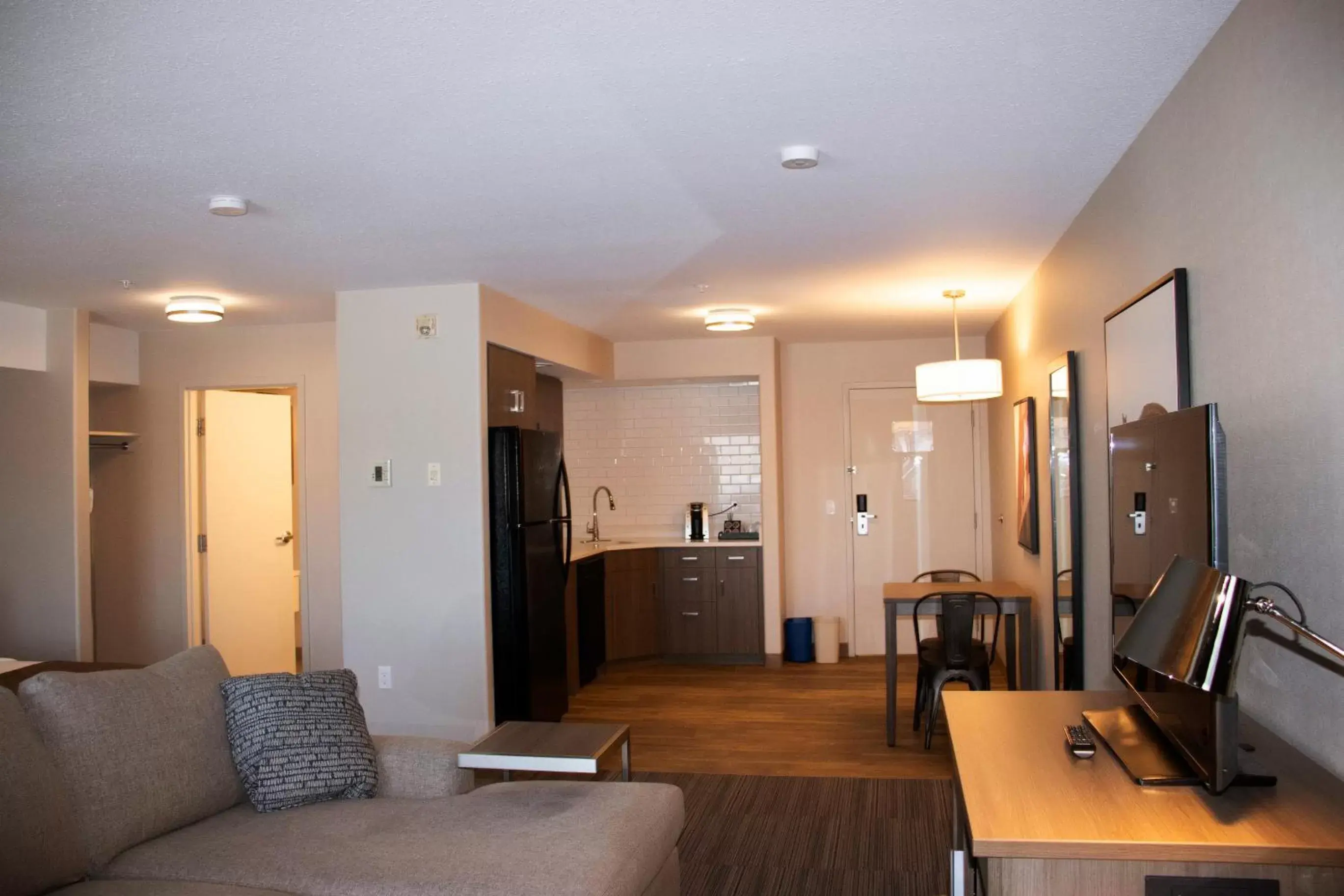 Kitchen or kitchenette, Seating Area in Ramada by Wyndham Airdrie Hotel & Suites