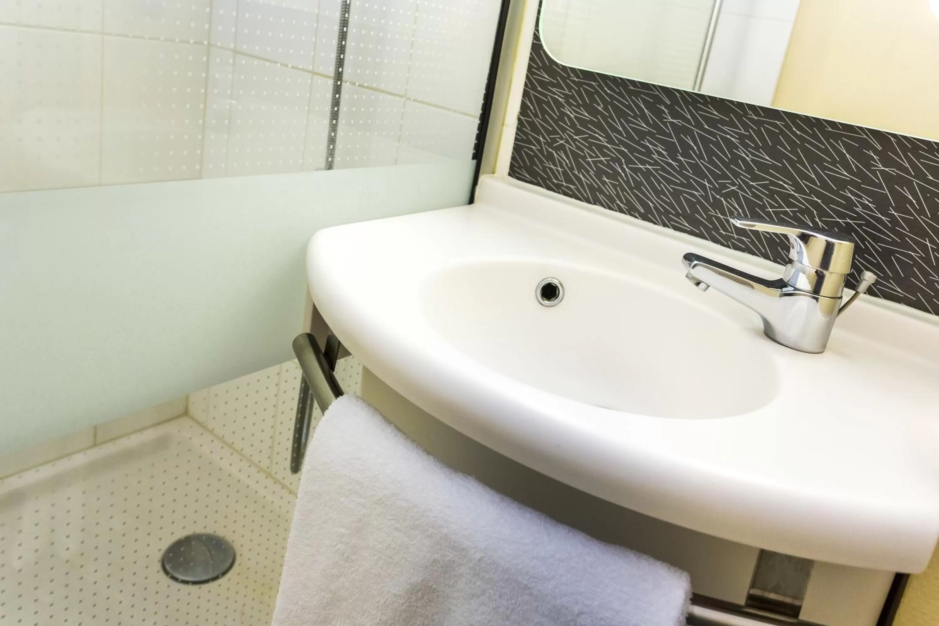 Bathroom in ibis Lorient Centre Hôtelier